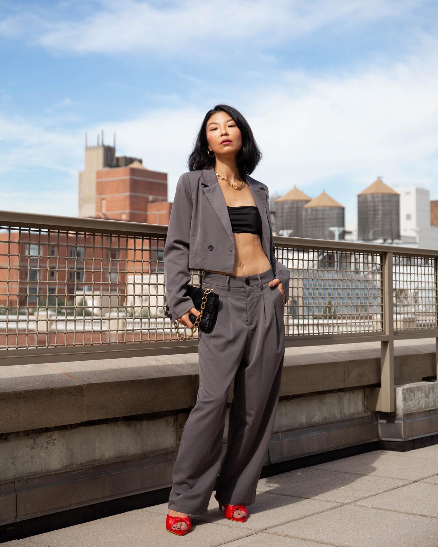 Grey with a pop of red 📂👠

Outfit linked in stories ♡︎
#suitstyle #streetstyle #backtowork

🏷 suit grey suit cropped blazer grey trousers business meeting workwear office outfit, career woman, classy, hot, sexy, cute, revealing