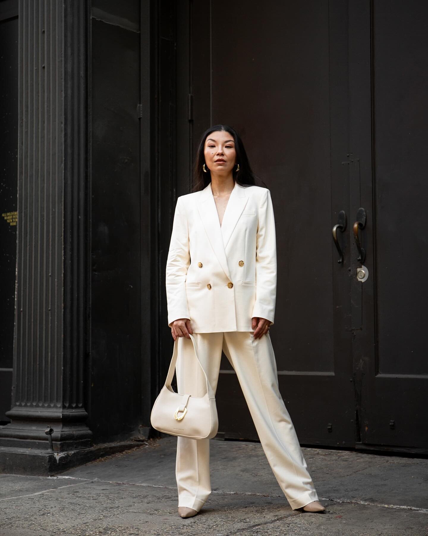 Smooth like butter 🧈🧈 @jcrew 

This style mixes the classic appeal of a double-breasted silhouette with the modern flair of a subtly oversized, menswear-inspired fit. Pairing it with the matching essential pant, a touch of gold accessories and neut