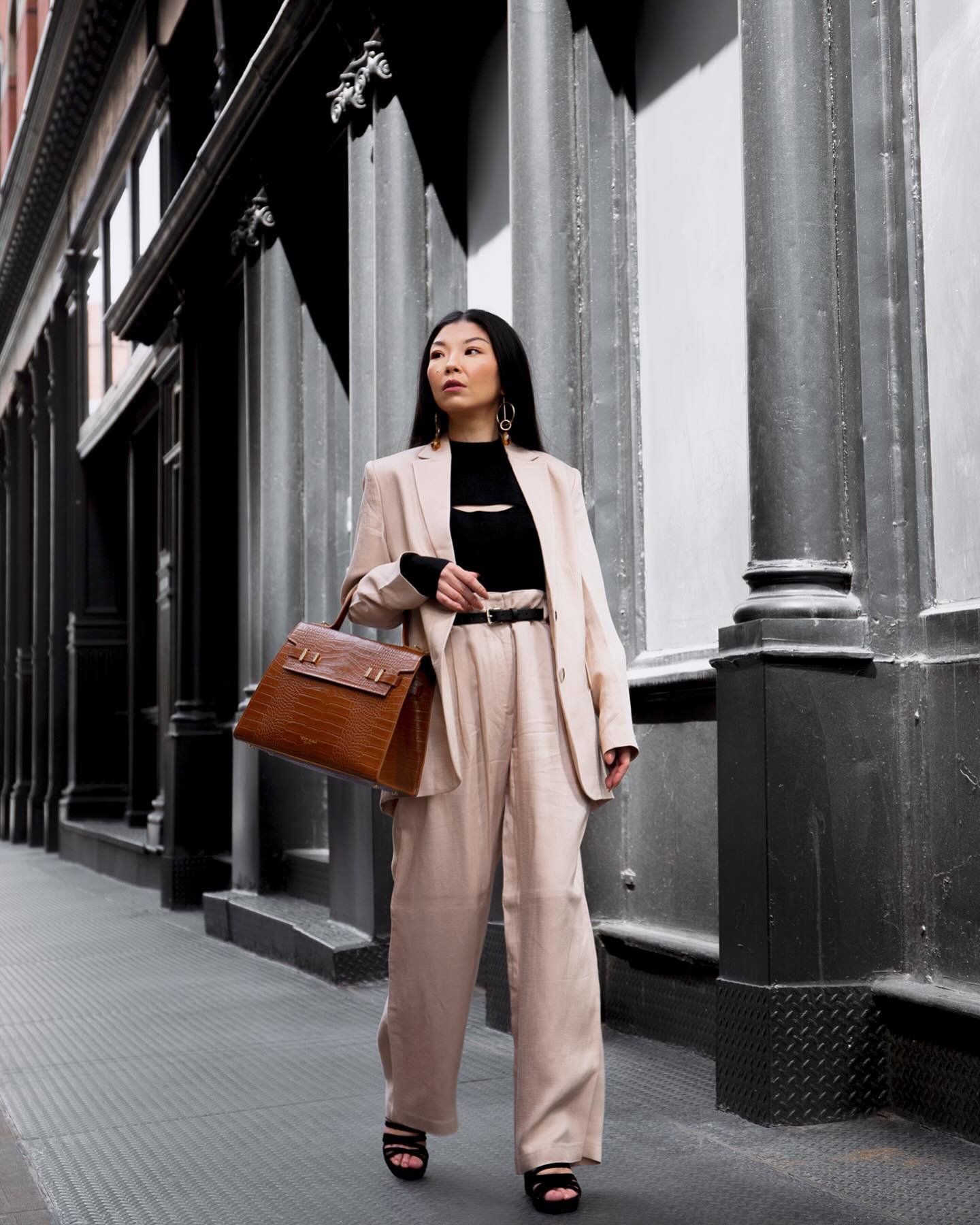 pain au chocolat 🥐🍪🍫
Linen Suit: @nationltd
Bag 💼: @teddy_blake
Shoes: @inez 15% off with code Suzanne15

Shop the look on my @shop.Itk page and here: 
https://liketk.it/4D0cT

#suitstyle #streetstyle #backtowork #linensuit #springfashion