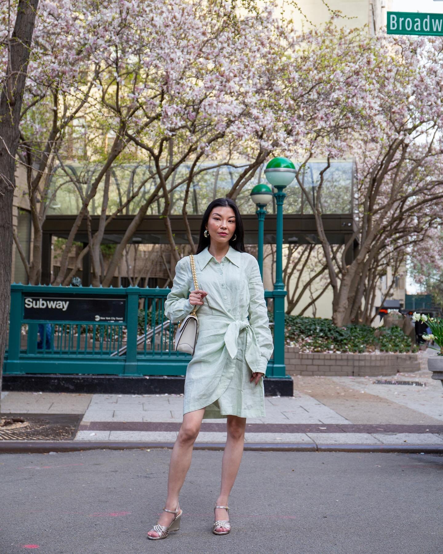 Springing ✨👗🌸
Dress: @darling 
15% off with code SUZANNES

Not only do I love the uniqueness in its color, but also the fit and design details. The waist tie gives options for comfort and style, and the front and sleeve buttons allow versatility wi