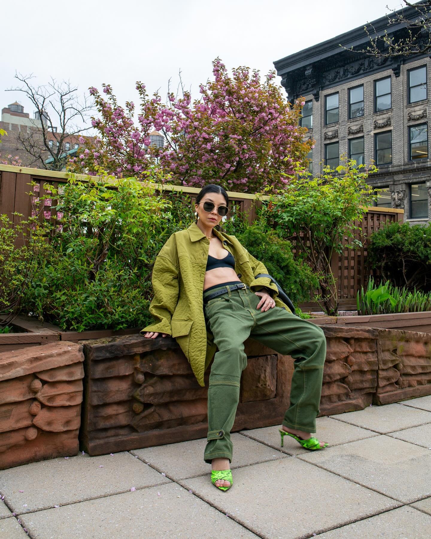 Garden needs tending 🪴💚👩🏻&zwj;🌾
@everlane x @marques_almeida 
Shop the look on my @shop.Itk page and here: 
https://liketk.it/4E026 #Everlane #MarquesAlmeida #OOTD #StyleTips #OutfitInspiration