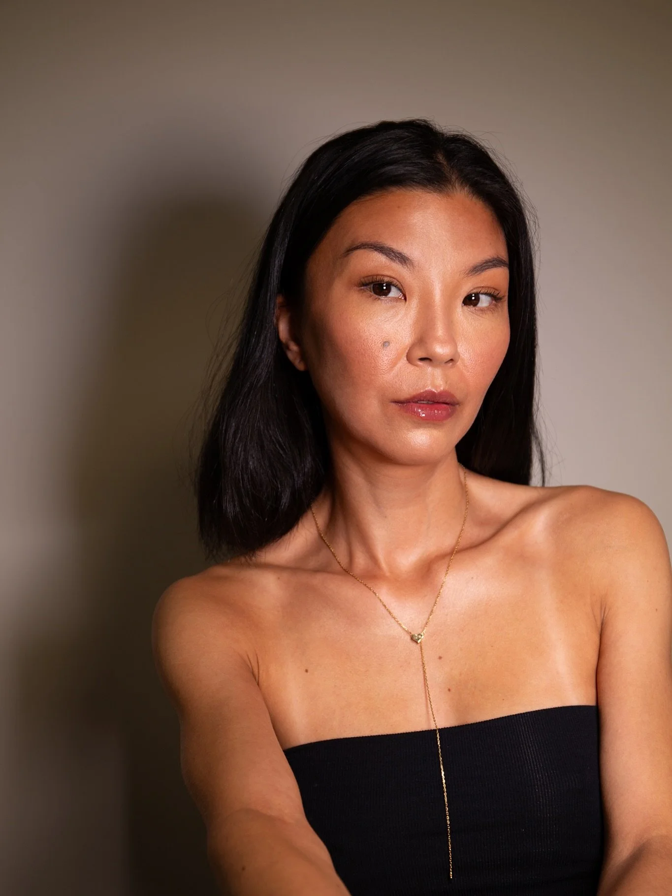 Every chapter, every shift, every mood &mdash; this @guzema_jewelry Heart Transformer Necklace 💛 moves with me. Handcrafted in Ukraine from real gold, it&rsquo;s minimal, graceful, and made to evolve with the story I&rsquo;m writing. ✍️✨

Shop the n
