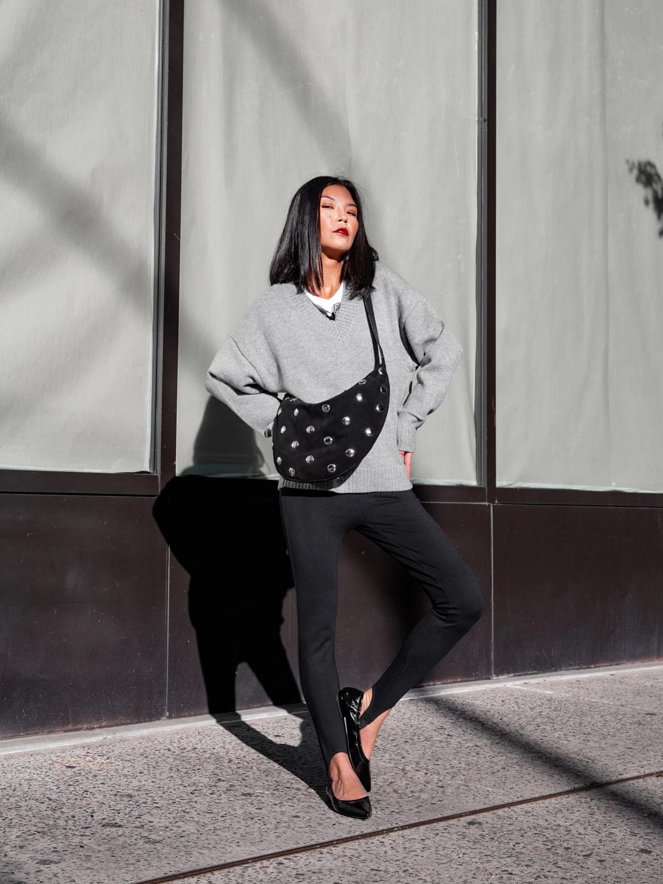 She walks like a whisper, but stands like a finale.
City ballet &mdash; no curtain call, just rhythm &amp; grace in the quiet. 👀🖤 @loft 

Shop the look on my @shop.Itk page and here: https://liketk.it/5rqUf #LoveLOFT #CityCool #StillInMotion #Outfi