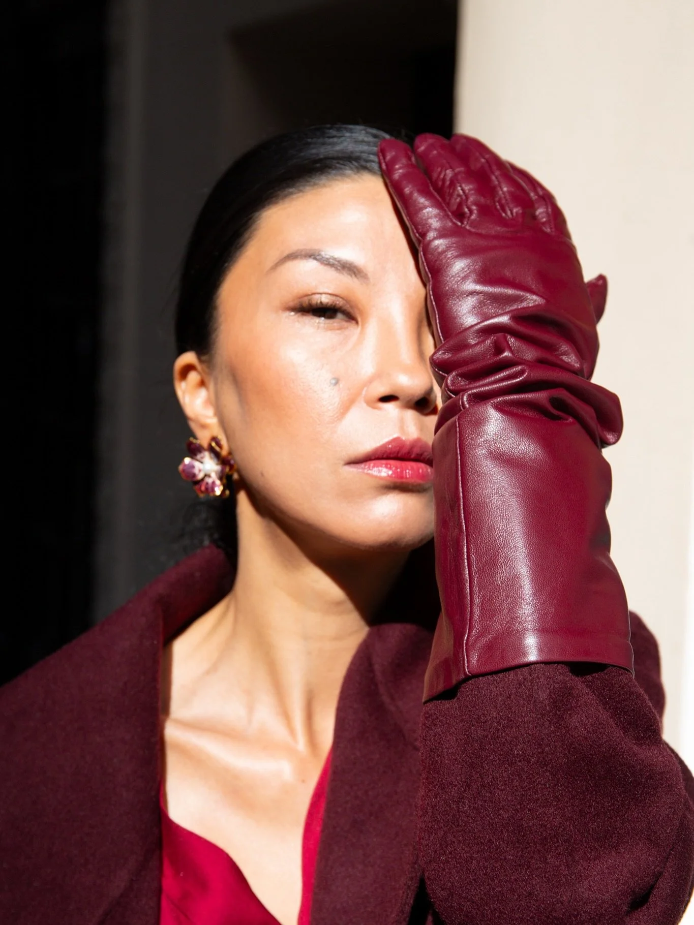 💋 Burgundy dreams and city beams.
Coat: @belleandbloomofficial
Gloves: @highheeljungleofficial
Floral Earrings: @thepinkreef 
Top, pants & shoes: @anntaylor
Bag: @vici
Shop the look on my @shop.Itk page and here: 
https://liketk.it/5sdzI
#out