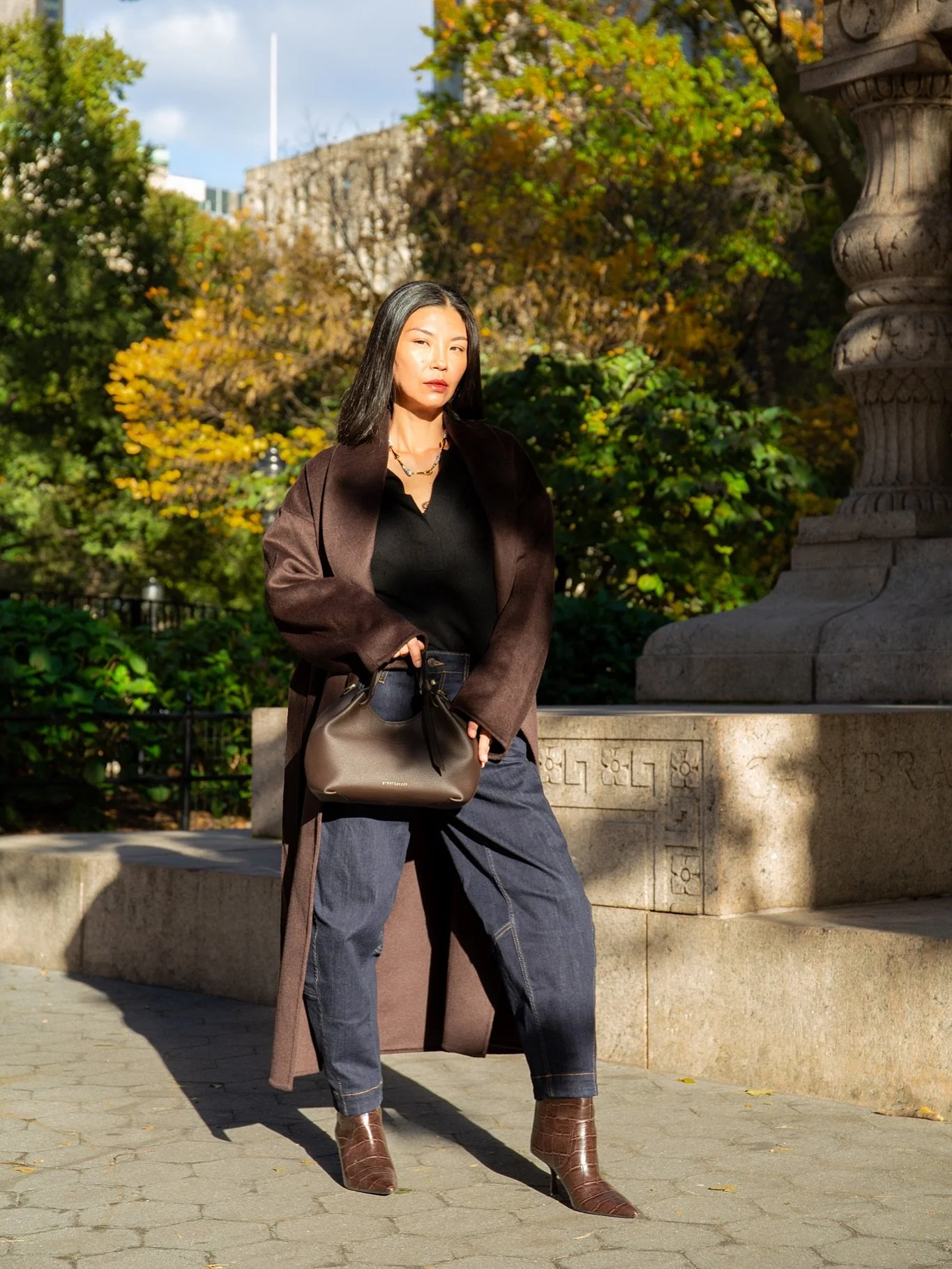 Wrapped in chocolate hues and a sharp city mood. 🤎🍂🍁 @strathberry #strathberry shop the bag on my&nbsp;@shop.Itk&nbsp;page and here: https://liketk.it/5uzMS #Strathberry #BrownBag #HowtoStyle&nbsp;#ootdfashion #outfitinspo