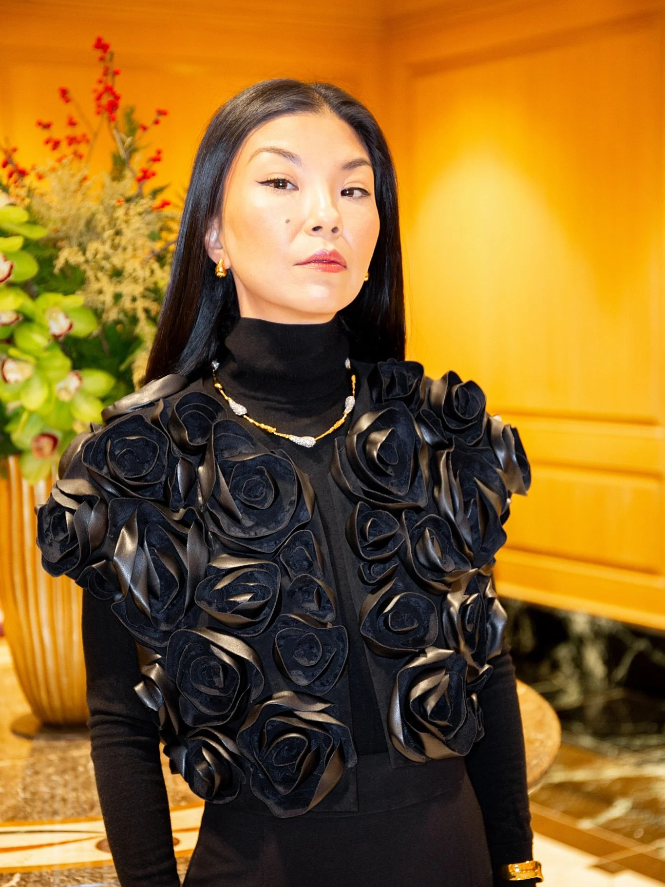 Winter nights call for a little drama. @natori
Sculpted roses, a sweep of black satin, and a quiet kind of opulence &mdash; perfect for holiday soir&eacute;es that start with a whisper and end with a sparkle.&rdquo; ✨🖤
Shop the look on my @shop.Itk 