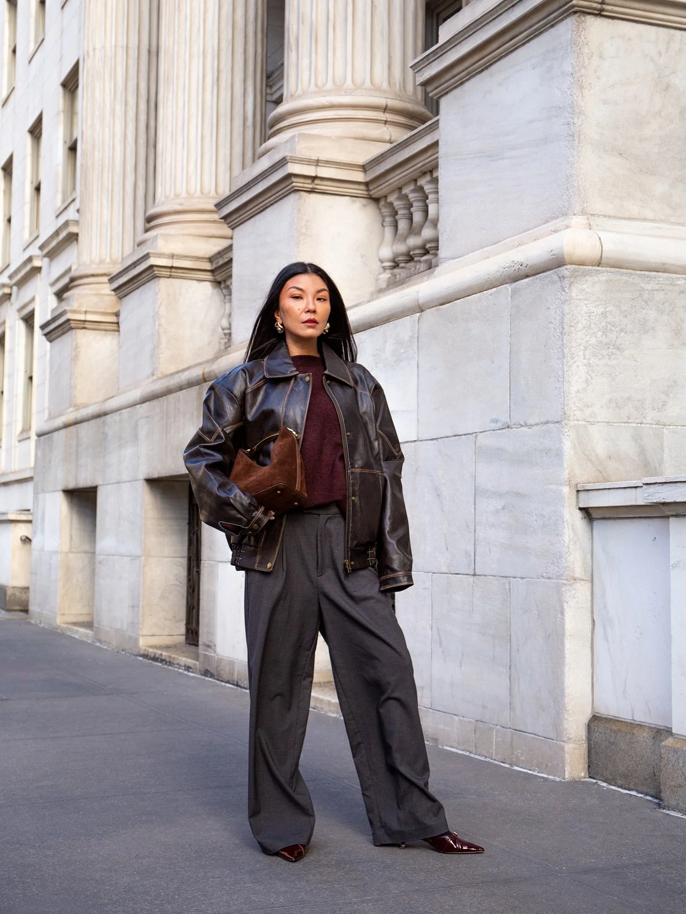 Structured layers. Grounded colors. 🤎🍇
Nothing loud&mdash;everything intentional.🩶
Jacket: @showpo
Bag: @elleme

Shop the outfit on my @shop.Itk page and here:
https://liketk.it/5LMCC

#winterfashion #fashiondaily #outfitinspiration #suedebag #fau