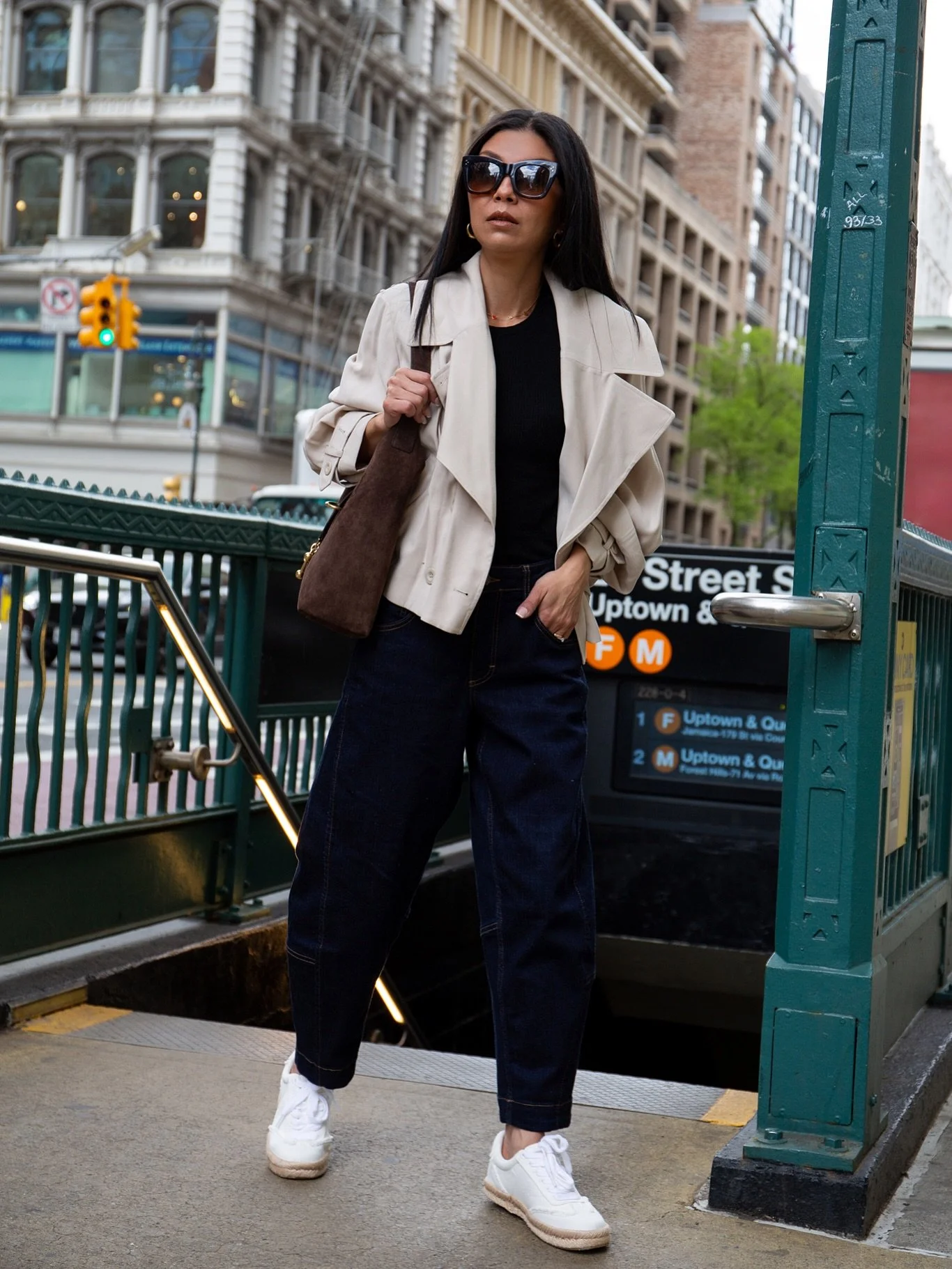 Friday energy: out of office, into the weekend ✨🚶🏻&zwj;♀️🤍
Shop the outfit on my @shop.Itk page and here: https://liketk.it/69aWS #StreetStyle #NeutralStyle #CityChic #MinimalFashion #OOTD