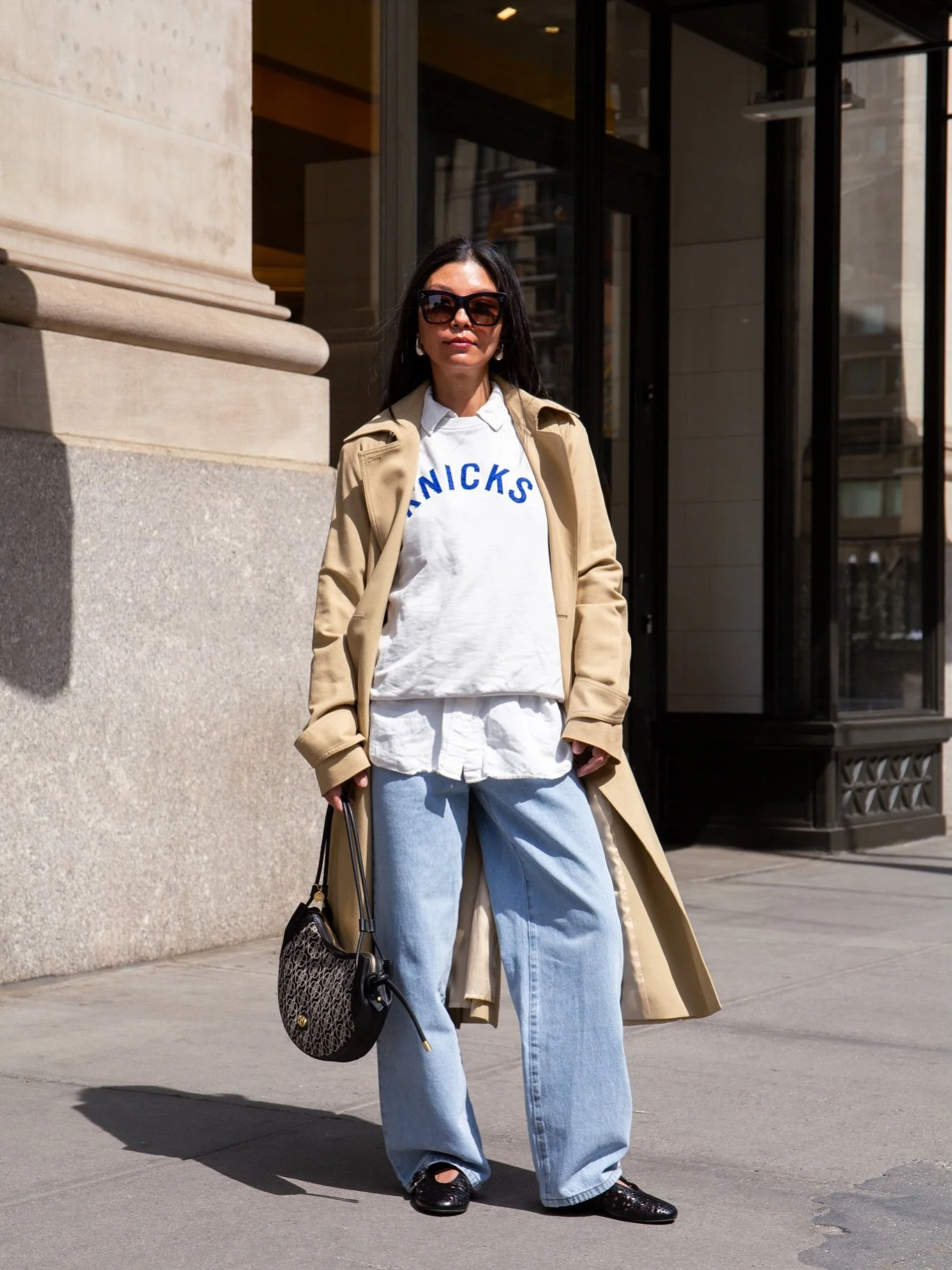round 2 energy. 🧡💙
kept it neutral, let the knicks do the talking&mdash;
finished with the bag. 💼😍 @bonia #bonia #fashiondaily #outfitinspo #casualchicstyle #springstyle