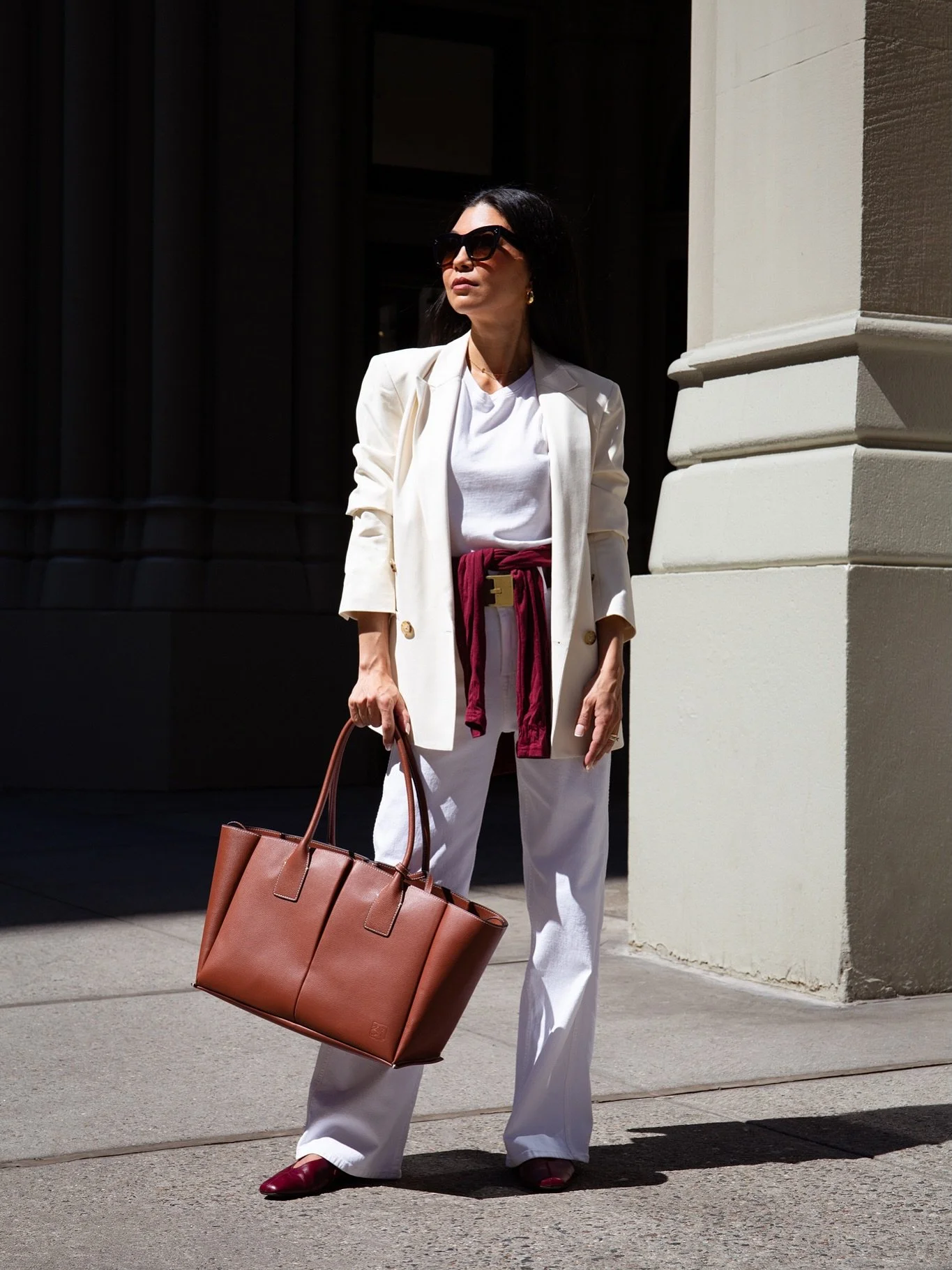 There&rsquo;s something about spring in the city 🌆🤍that calls for sharp blazers, oversized totes, and a palette of cognac, cream, and merlot. 🥃🍨🍷

Blazer @jcrew Top @everlane Jeans @buffalojeans Tote 👜 @letanneur Shoes @margauxny Belt @lineapel