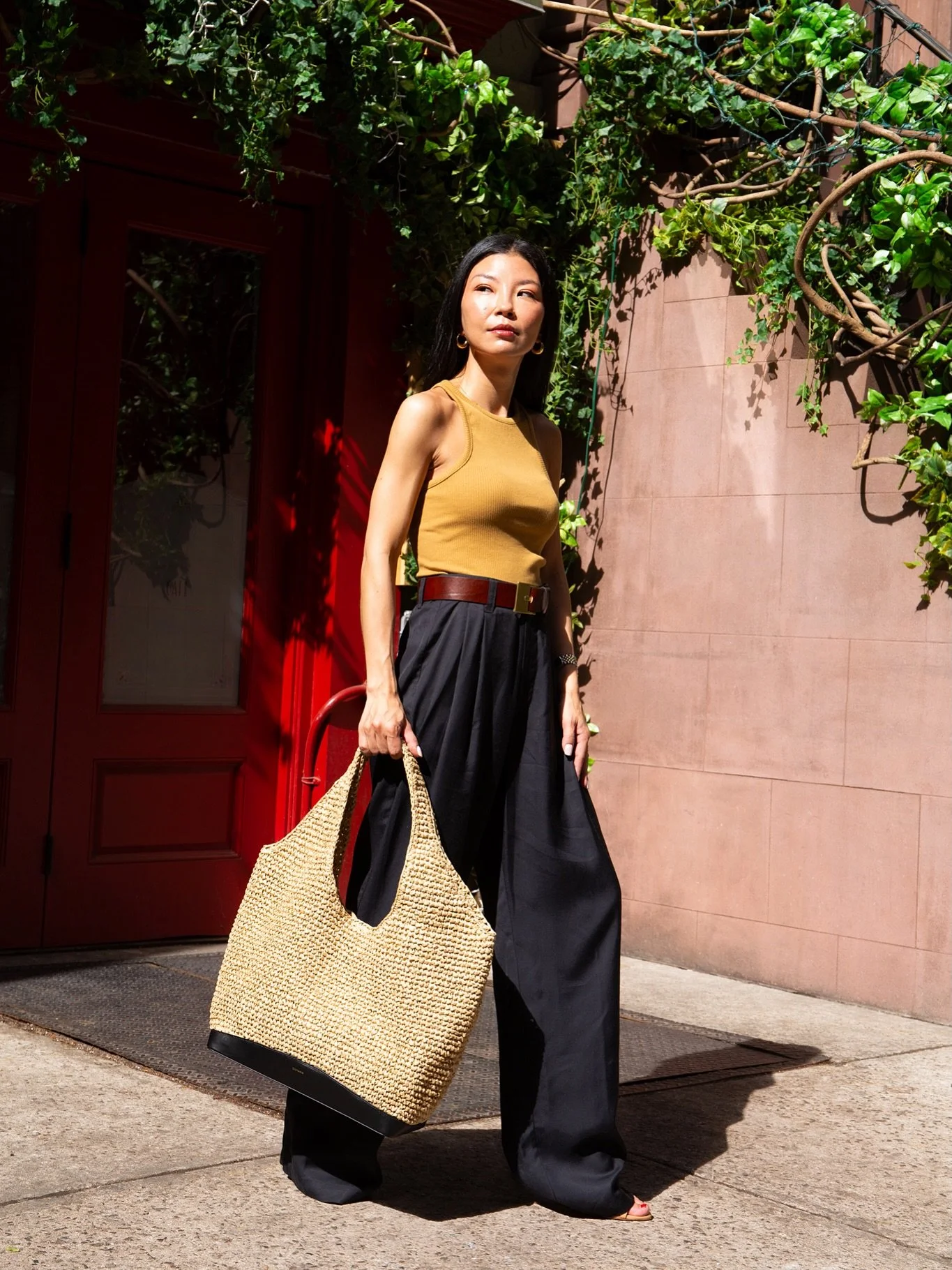 Structured trousers, sun on my skin, and the kind of carryall that makes every outfit feel intentional. @cuyana 🤎