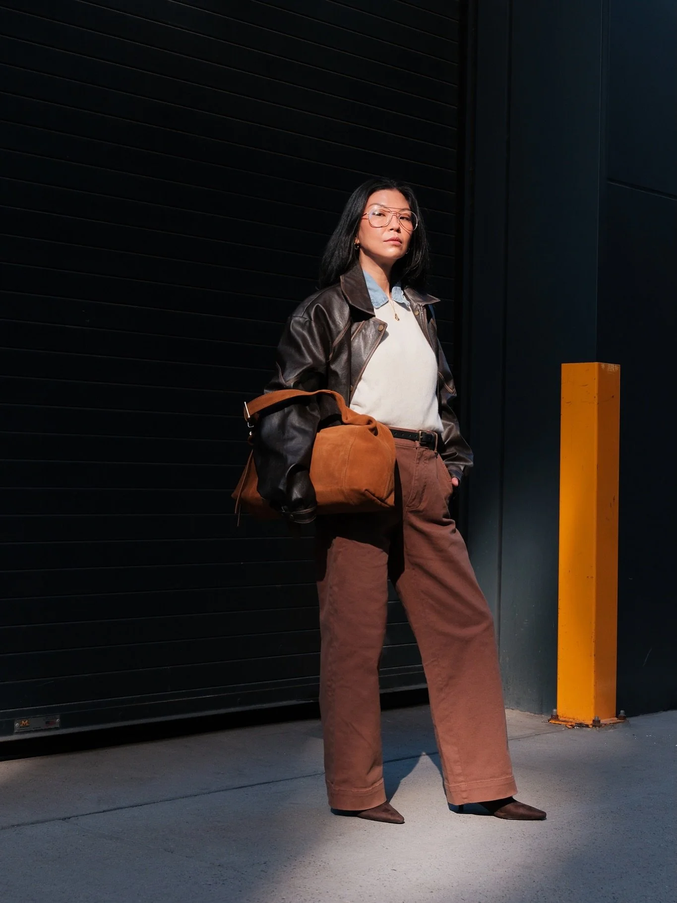 I have a type. Apparently, it&rsquo;s suede. 🤎🧡
@modaluxe 

Shop the look on my @shop.Itk page and here:
https://liketk.it/6qOlD

#SuedeBag #FallStreetStyle #BrownOutfit #NYCStreetStyle #FallFashion