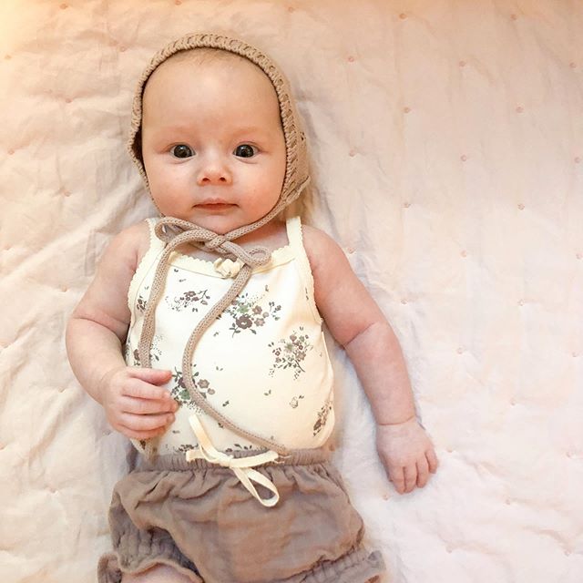 Big sister is enjoying playing dress up with her new doll 💗
.
.
.
#jamiekay #maggie #babygirl #ootd #babyfashion #bonnet #letthembelittle #lovelysquares #flashesofdelight #motherhoodrising #motherhood #twomonths #magicofchildhood #toddlermom #babyoo