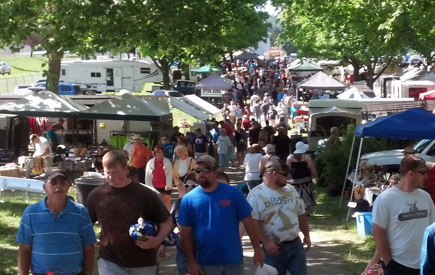 Plenty of shoppers and vendors are available this weekend. Here's a picture taken 30 minutes ago and the aisles are filled with families enjoying the event. 