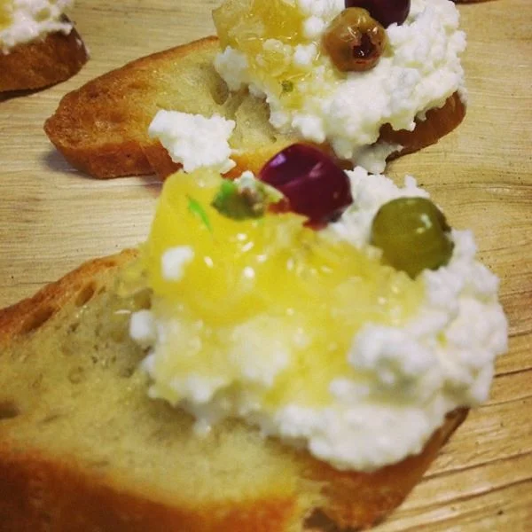  Crostinis with fresh cheese, pickled blueberries, honeycomb, and pine tips by home.made.