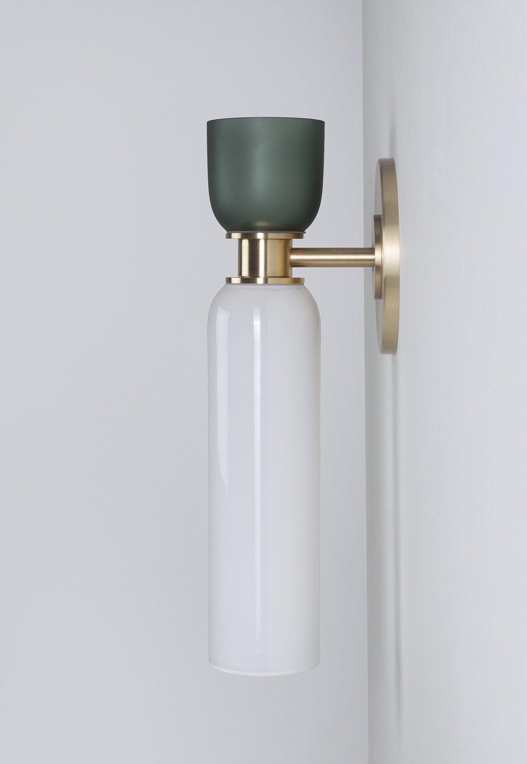 SkLO_Union_Sconce_LT630WHTFSMBB_01_1080.jpg