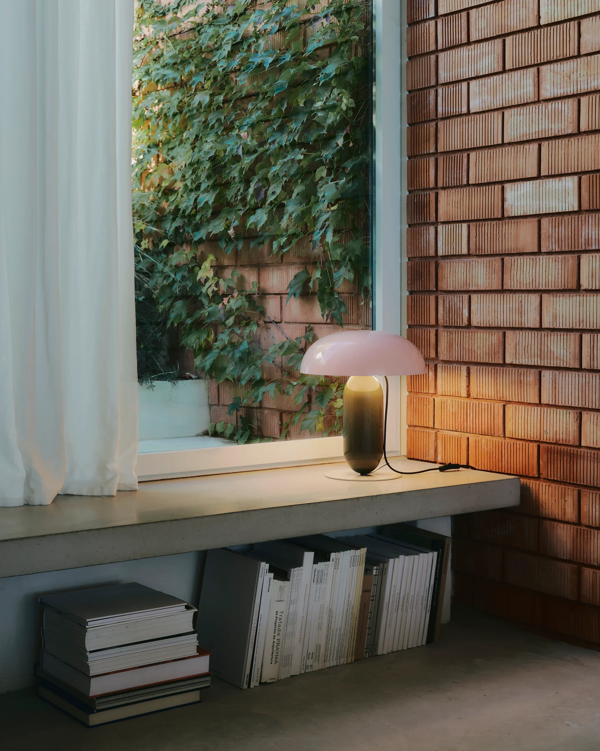 marset-lr-gambosa-m-pink-brown-grey-on-a-corner.webp