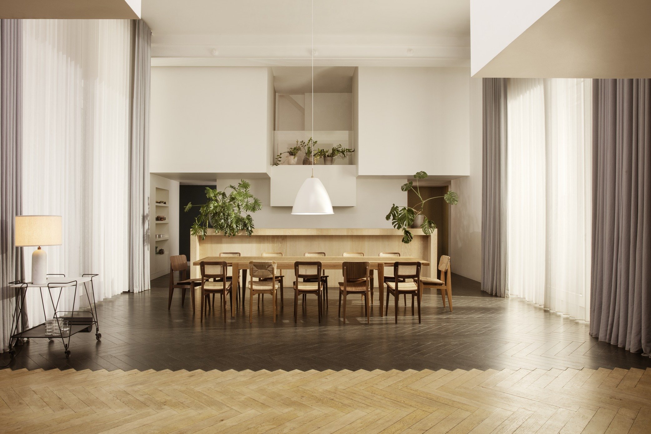 GravityTableLamp_MategotTrolley_C-ChairDiningChair_S-Table-extendable_BL9Pendant_On_01.jpg