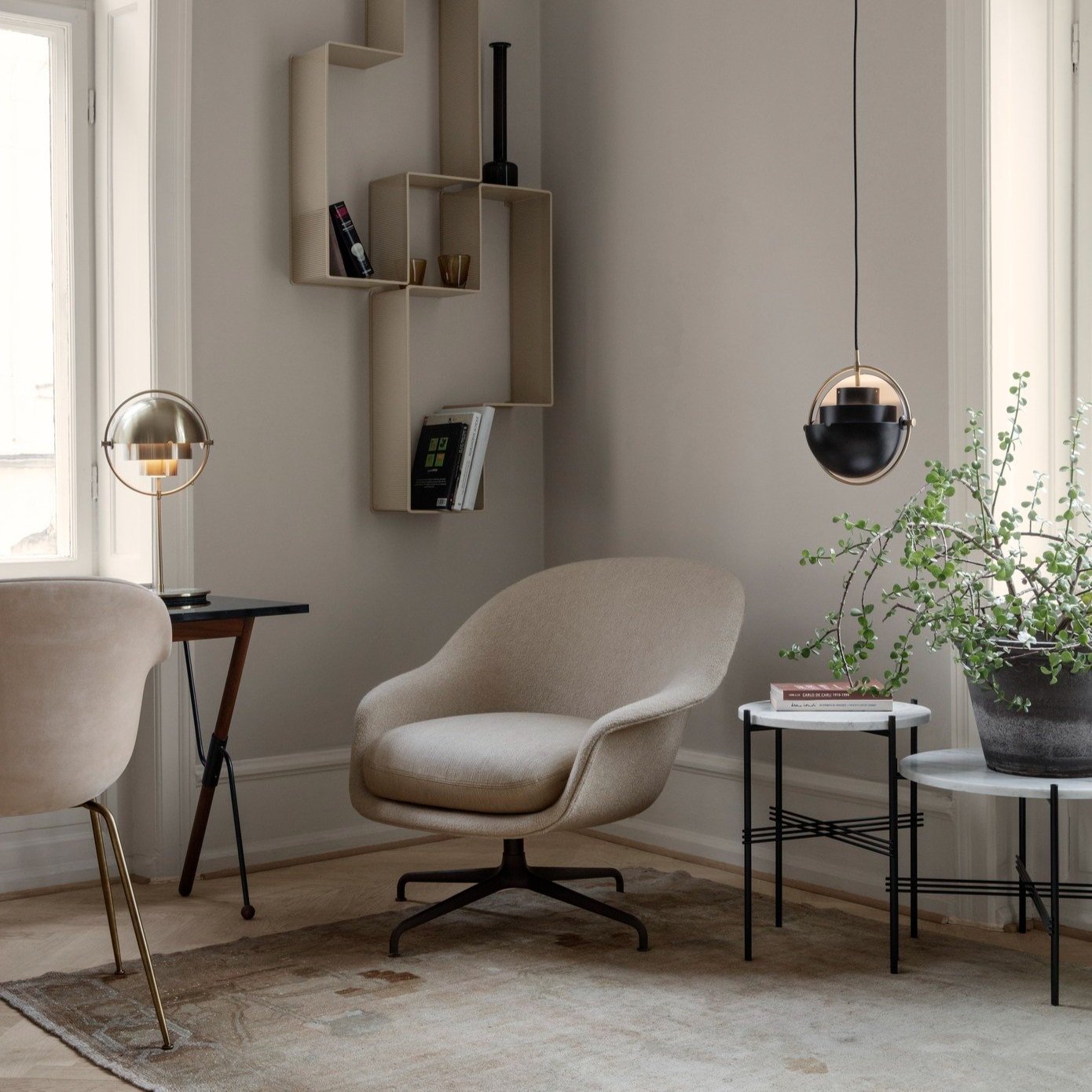 Bat Lounge Chair - Fully Upholstered, Low back, 4-star base, Swivel Base_Gubi_Lounge Chairs_Indoor