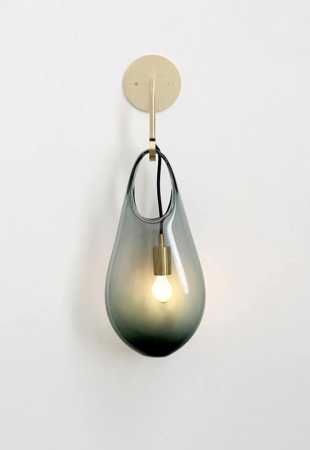 SkLO_Hold18_Sconce_LT261SMKB_1080_02.jpg