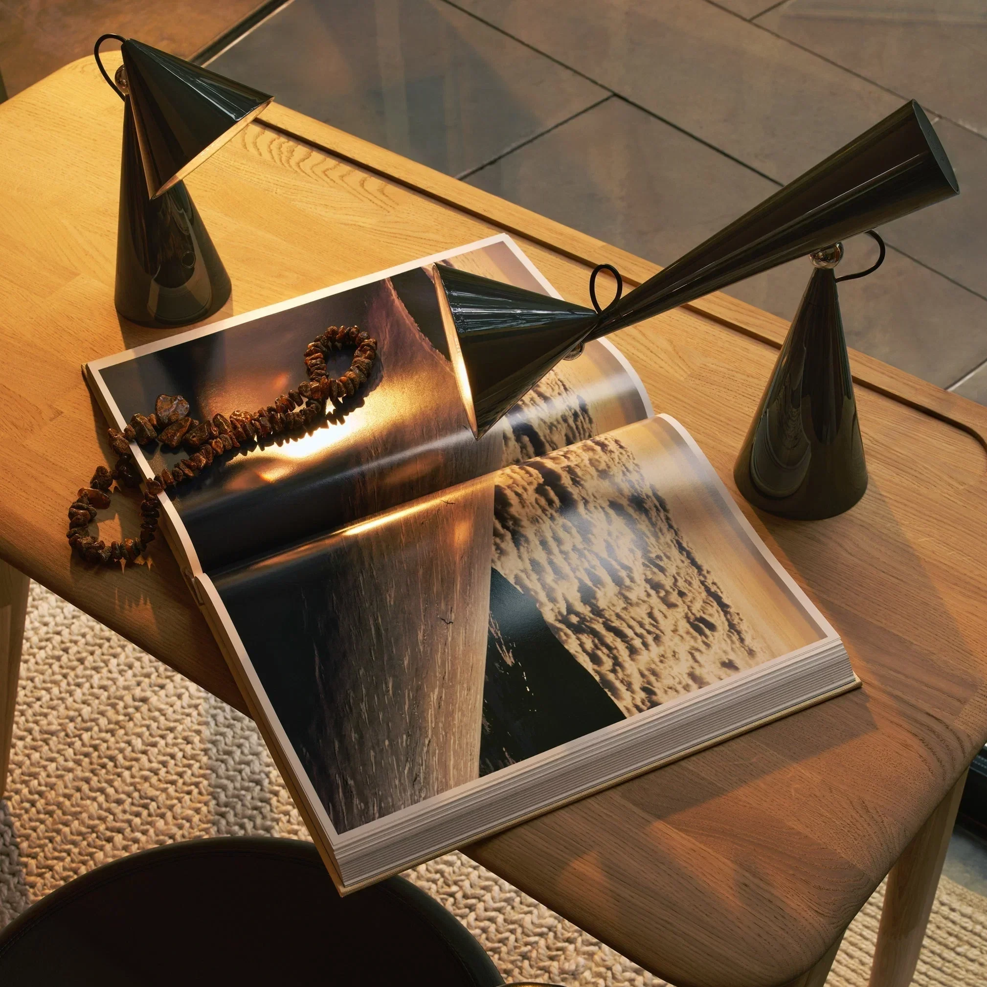 Pose-Task-Light-High-Gloss-Kelp-US-2_4096x5460_crop_center.webp
