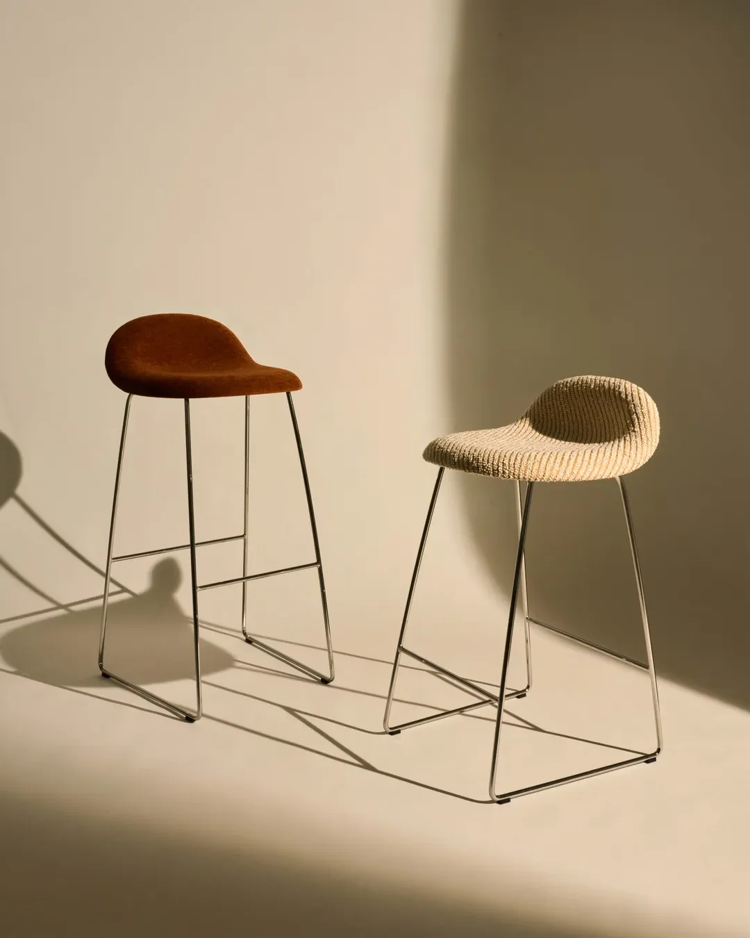 10139441_L_GUBI+3D+Counter+Stool_Sledge+Base_Front_Dedar,+Lupo+Special+Diagonal+Bouclé+009_Back_Valencia+Spradling+Cashmere.webp