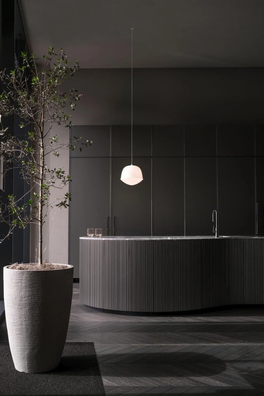 A-N-D_Contour_Pendant_CesarKitchens_PhotoCourtesyAND_2-WEB.jpg
