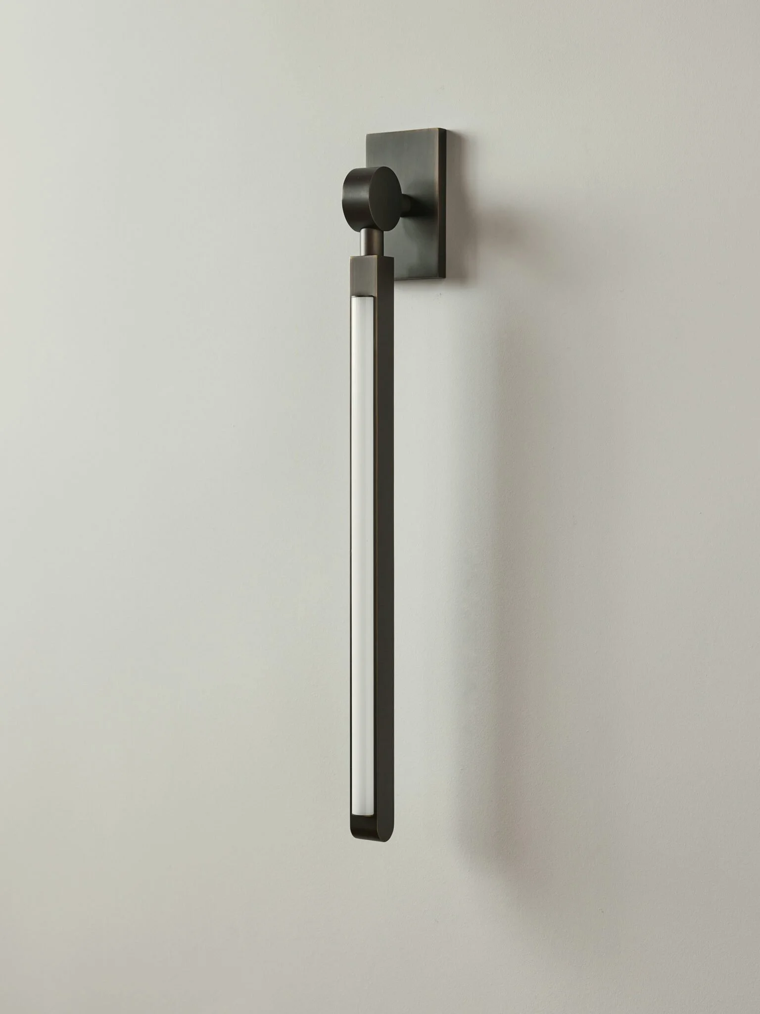 Pelle_PrisISconce_threequarter_off-1536x2048.jpg