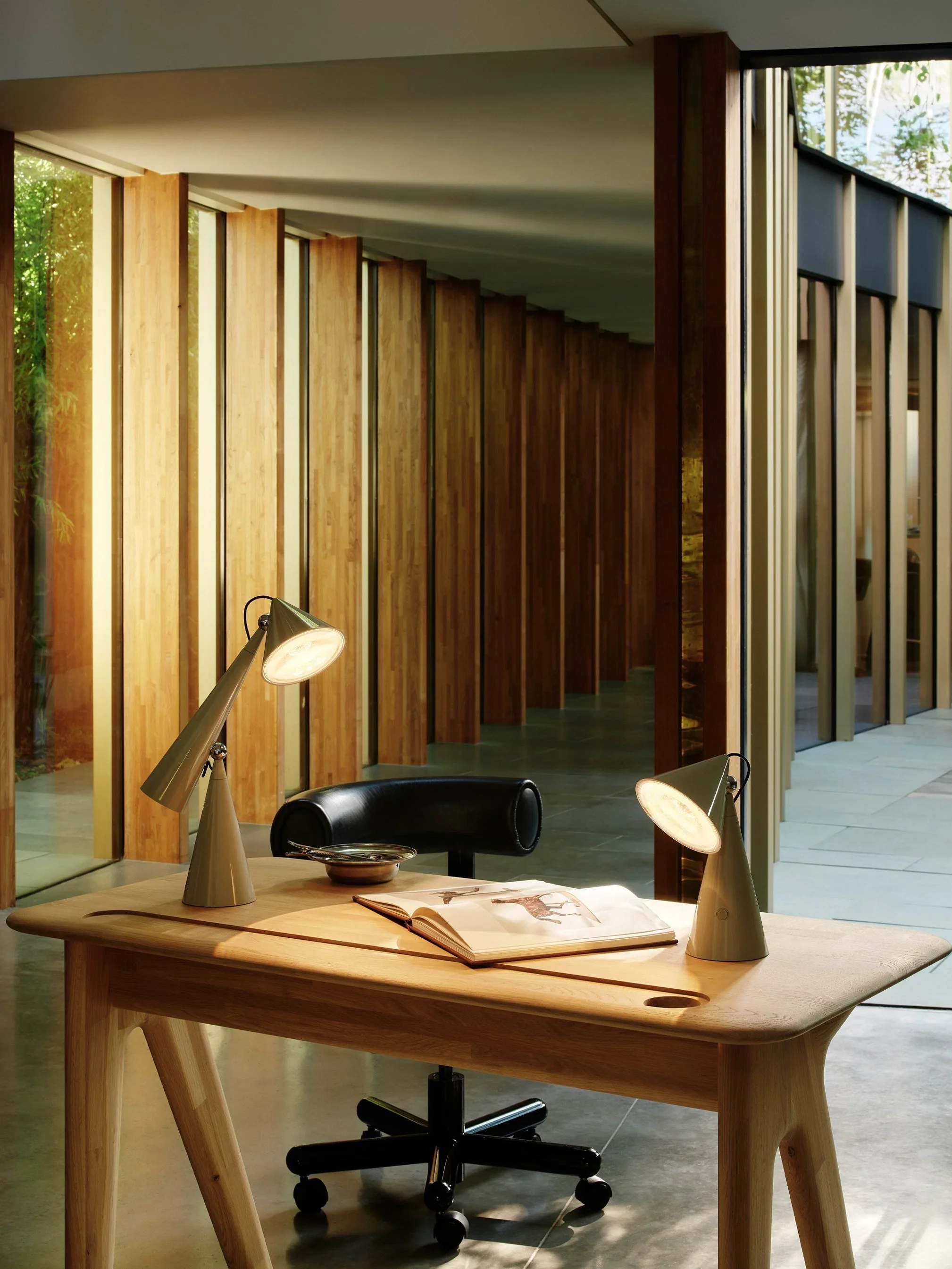 Pose-Portable-Light-High-Gloss-Putty-US-2_4096x5460_crop_center.webp