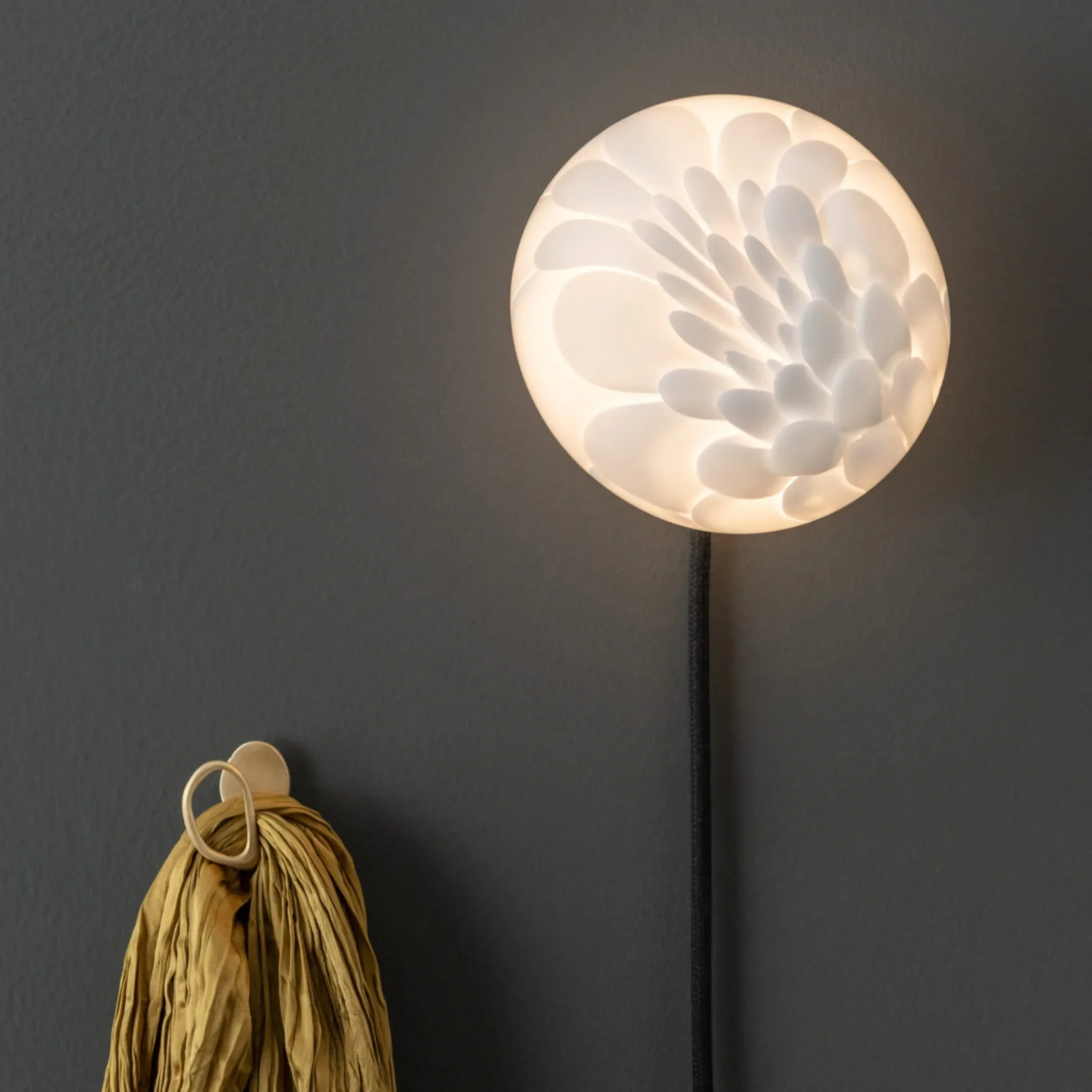 Photoshoot-TableLight-118t-WallMount-On.jpg.webp