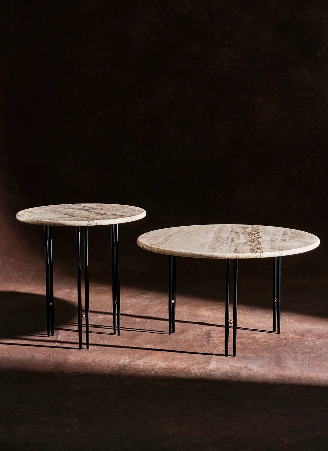 10129141_C_IOI_CoffeeTable_70_Black_RippledBeige.webp