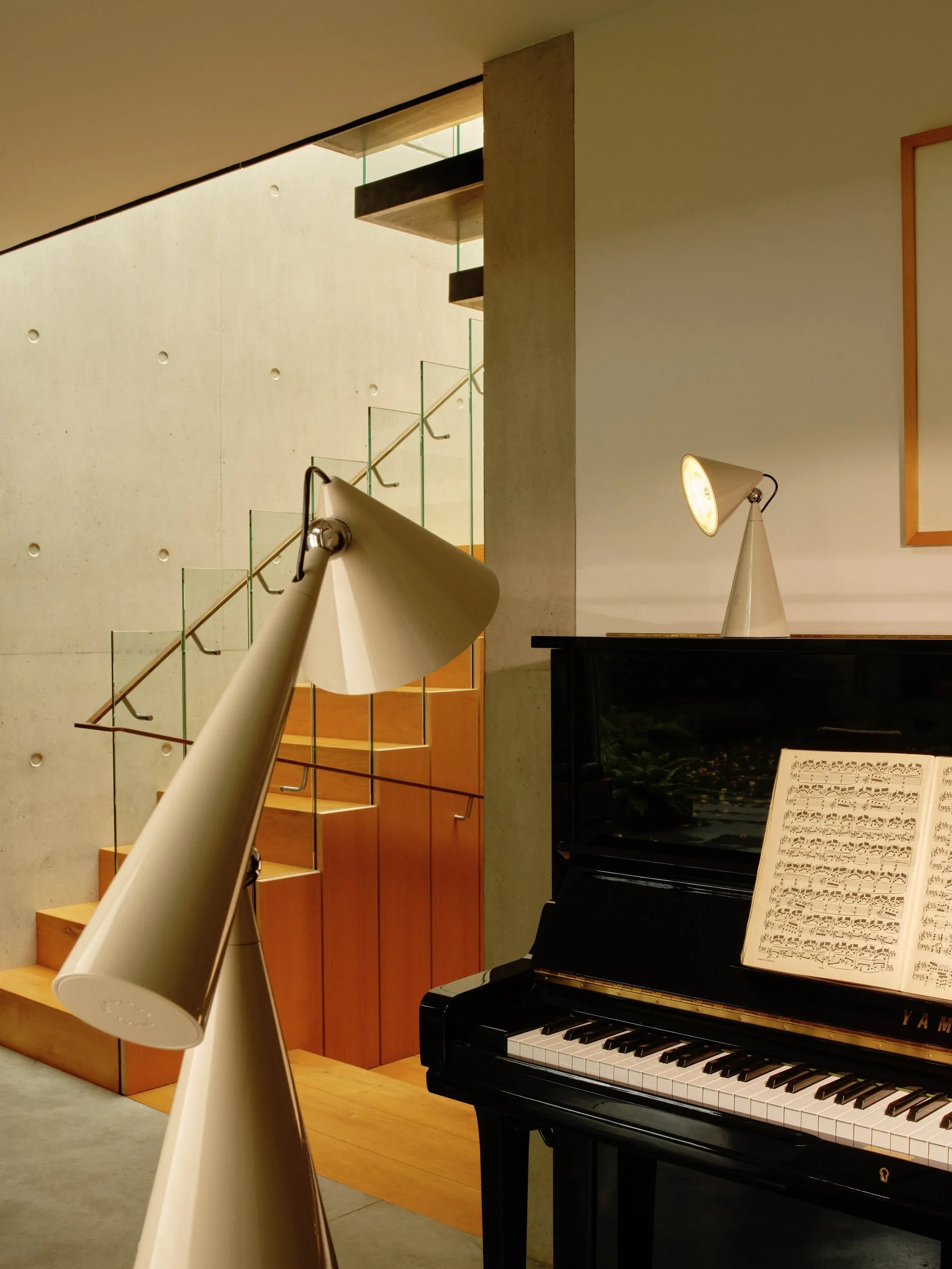 Pose-Task-Light-High-Gloss-Putty-US-2_4096x5460_crop_center.webp