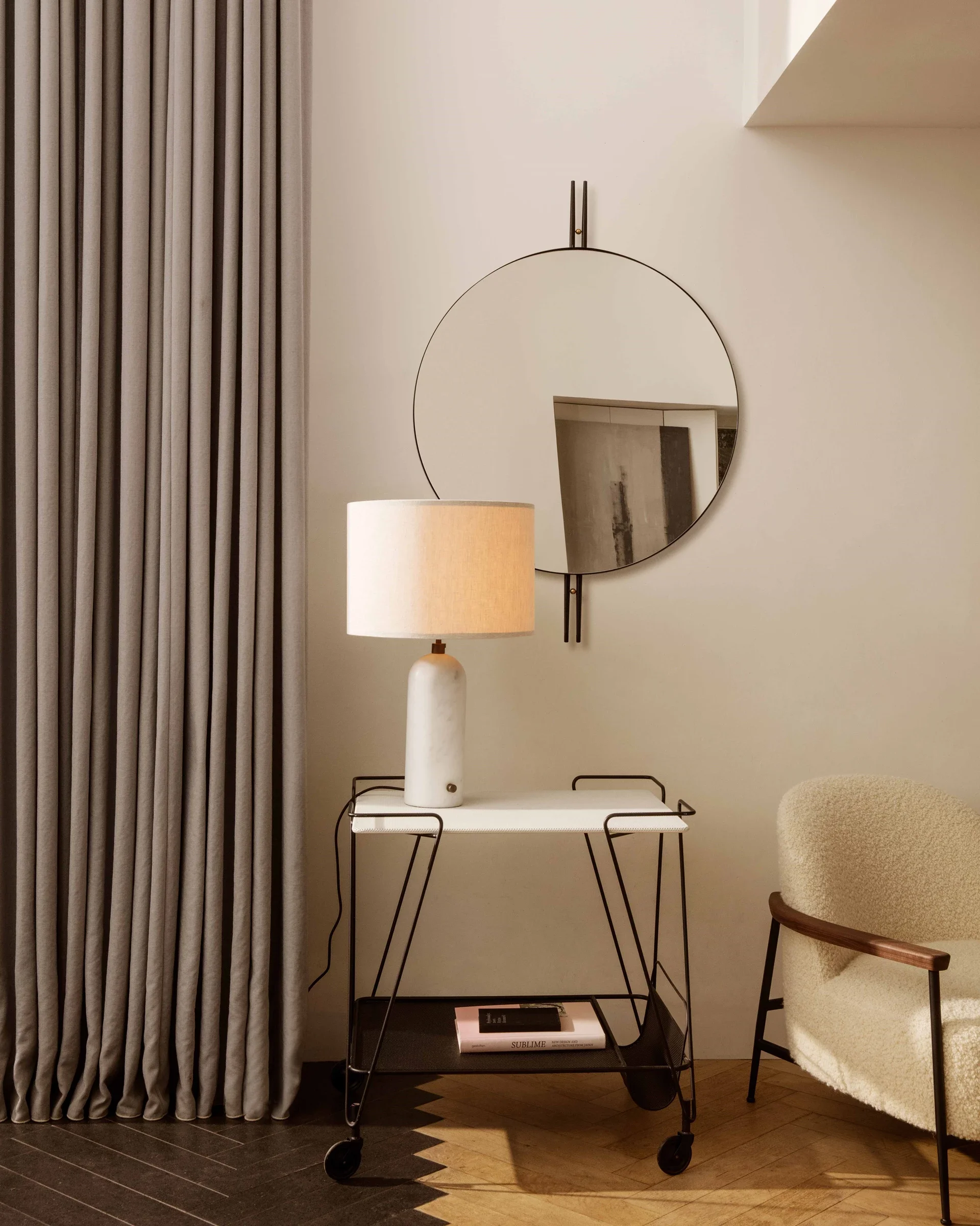 gravity_tablelamp.webp