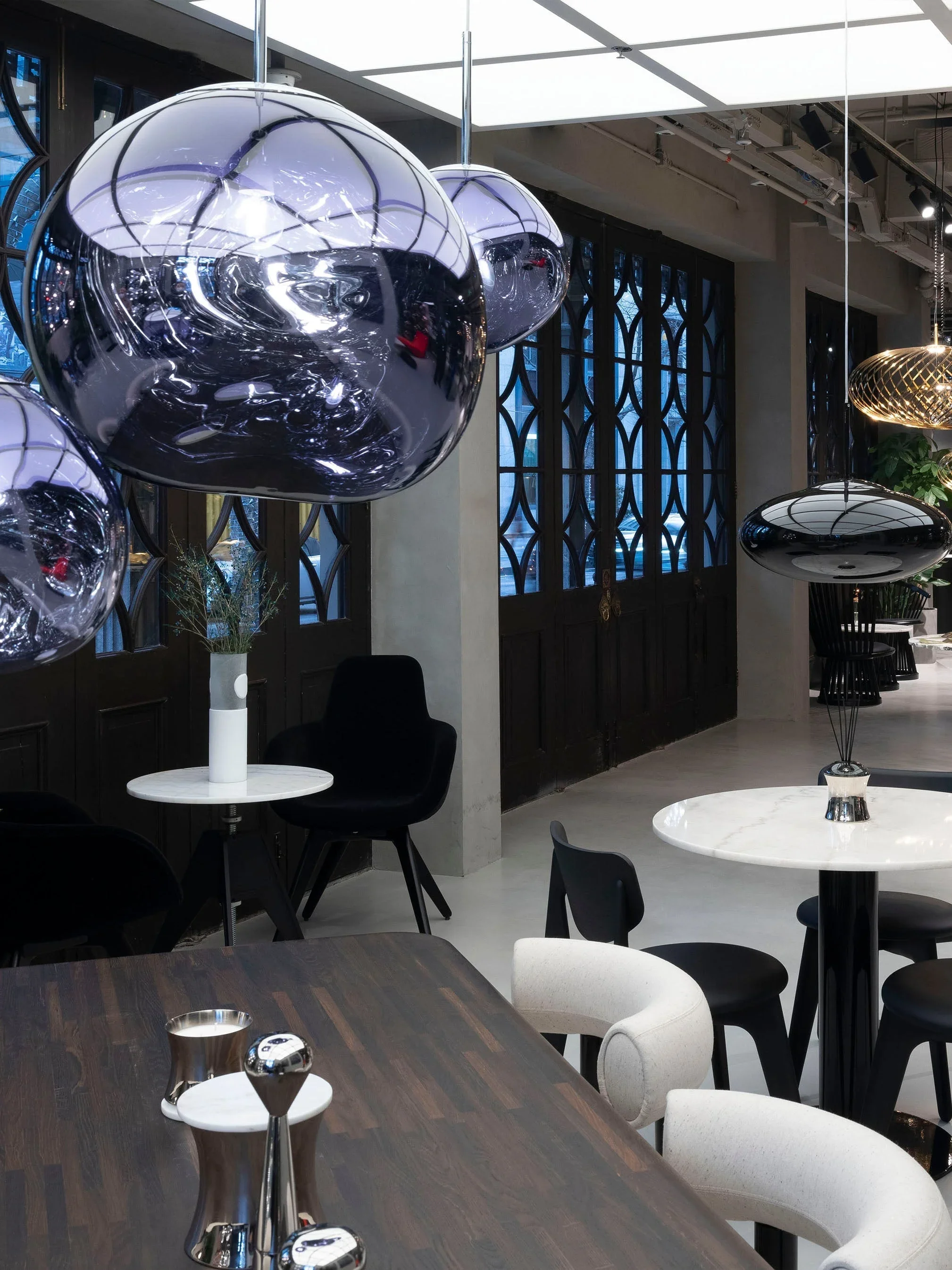 Melt-Medium-Pendant-Smoke-Polished-Polycarbonate-US-2_4096x5460_crop_center.webp