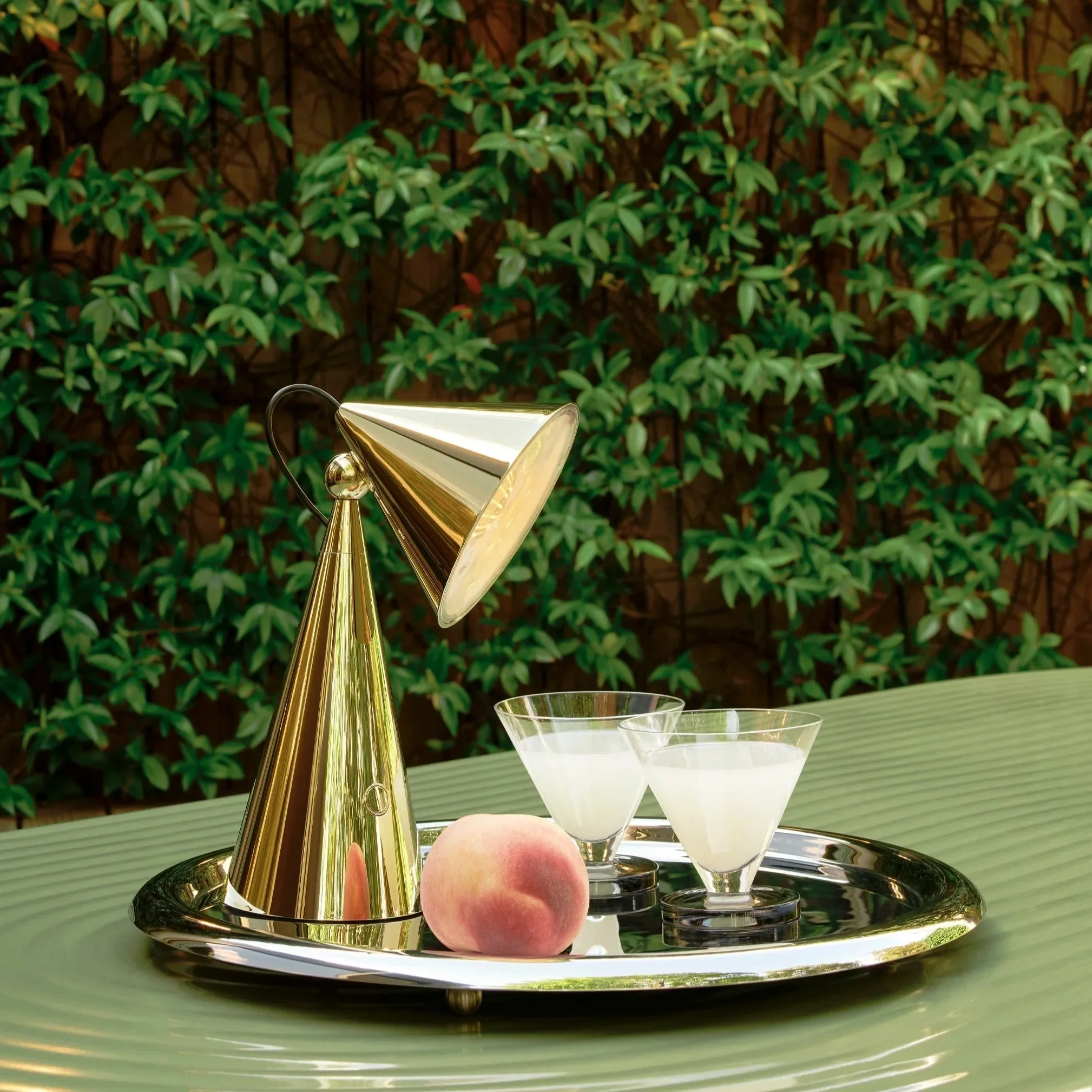 Pose-Portable-Light-Polished-Gold-US-5_4096x5460_crop_center.webp