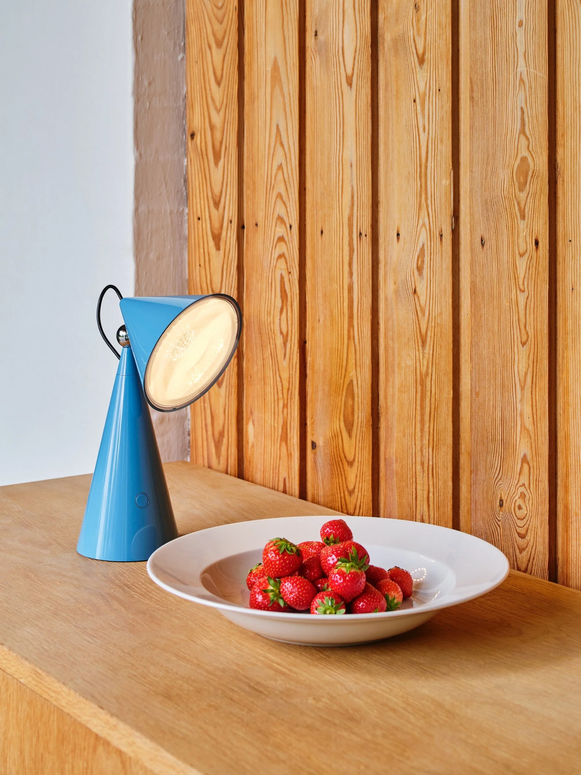 Pose-Portable-Light-High-Gloss-Baby-Blue-US-2_4096x5460_crop_center.webp