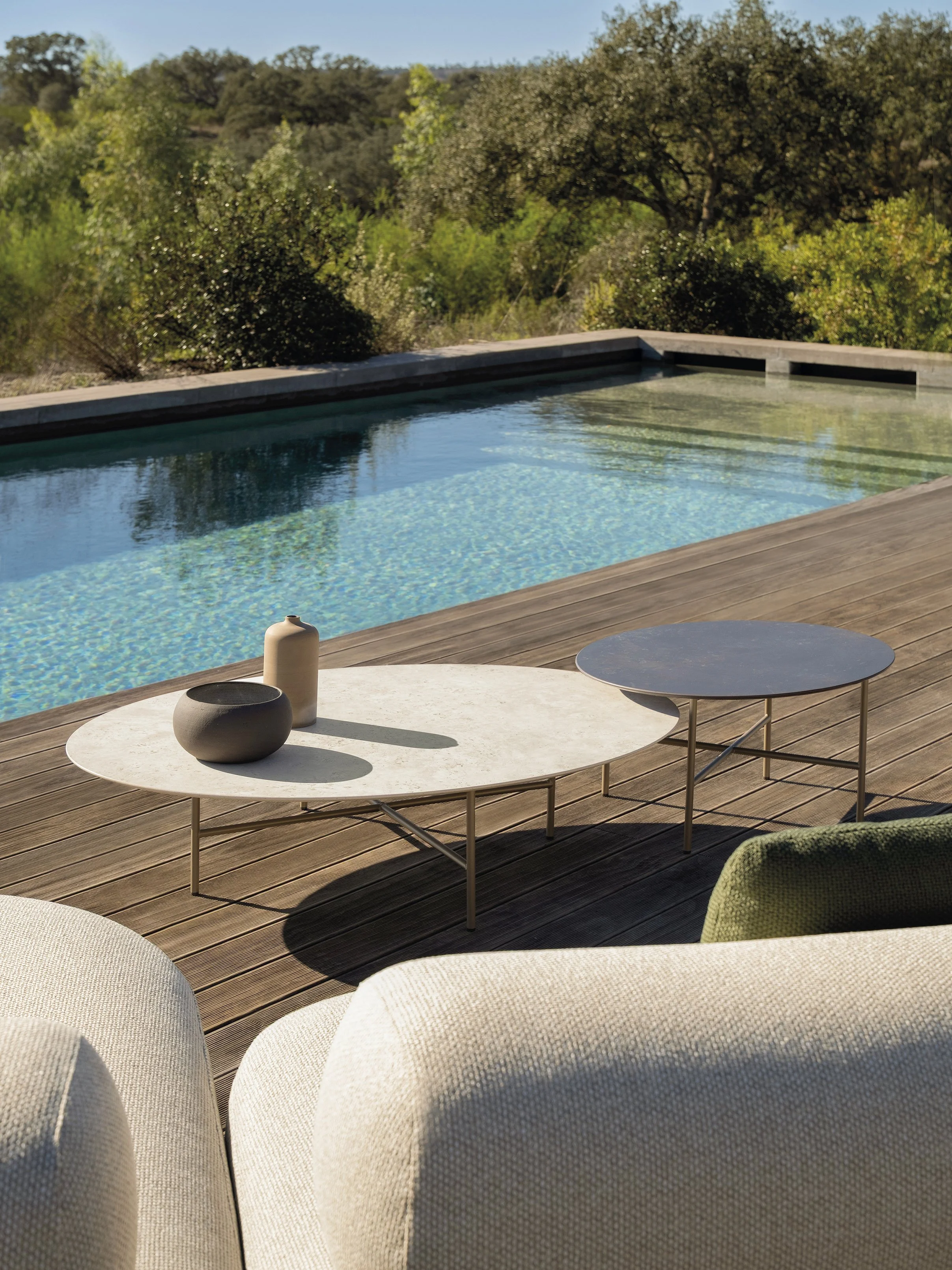 grada-outdoor-elliptical-coffee-table-lievore-altherr-molina-expormim-furniture-outdoor-04.jpg