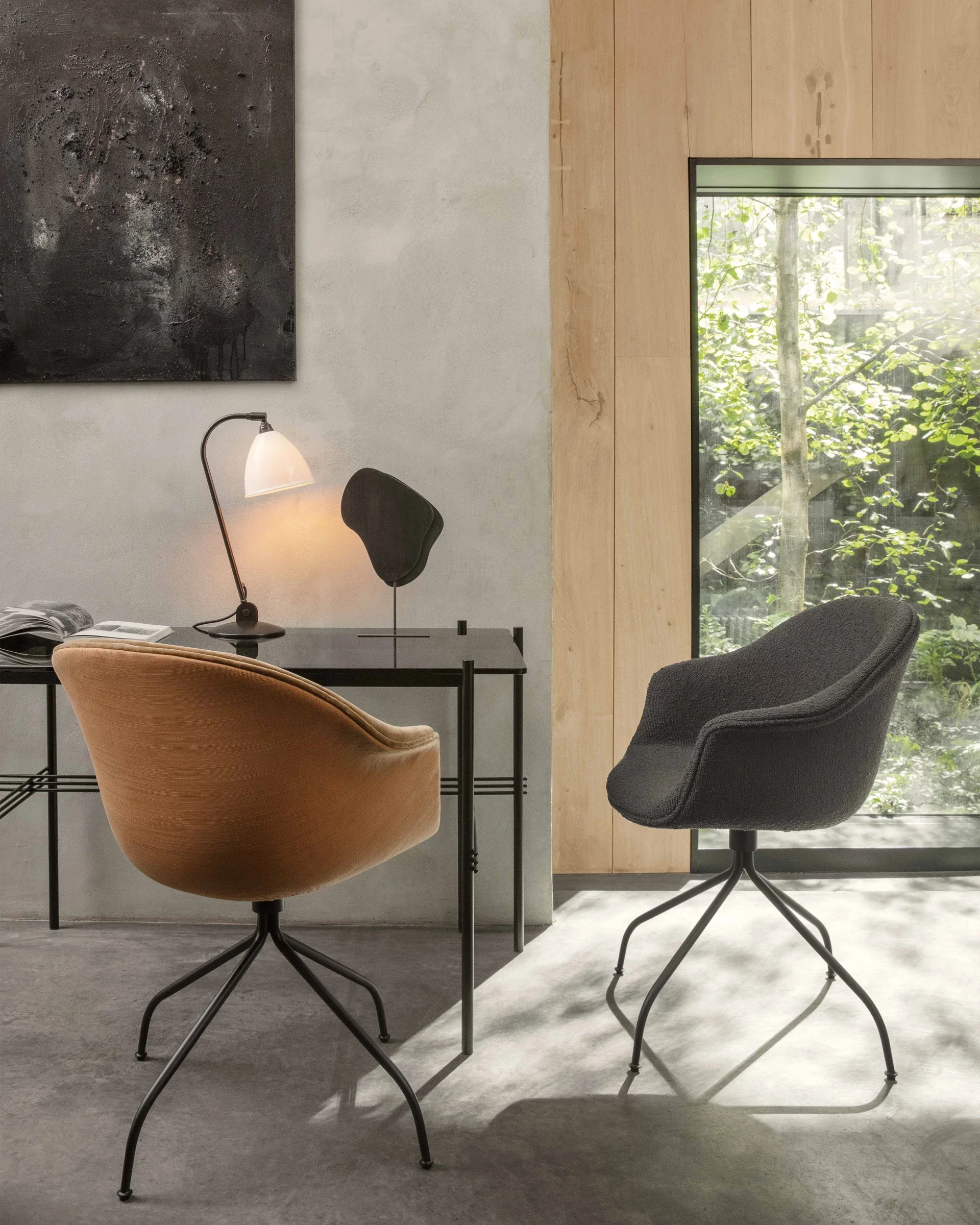 batmeetingchair_tsdesk_bl2tablelamp_ontif.webp