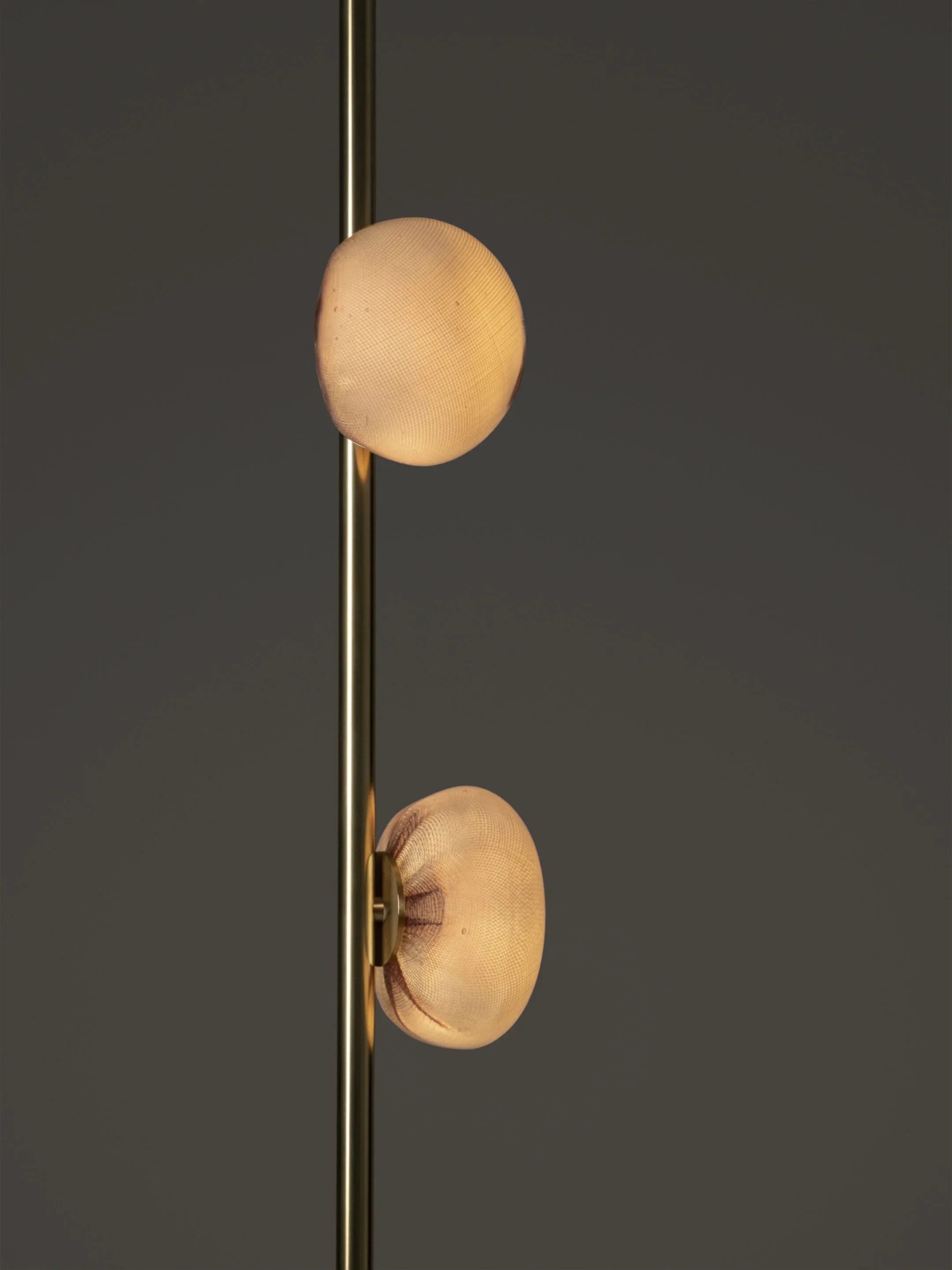 84v-Column-Straight-Brass-Dark-Detail.jpg.webp