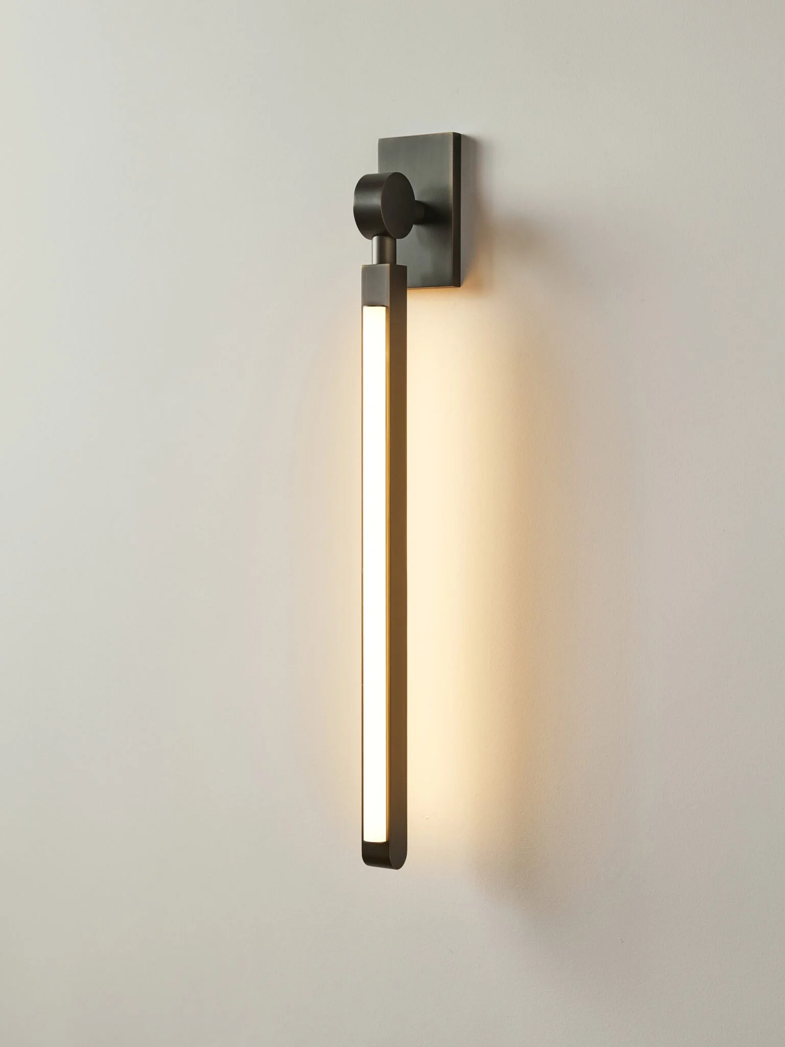 Pelle_PrisISconce_threequarter_on-1536x2048.jpg