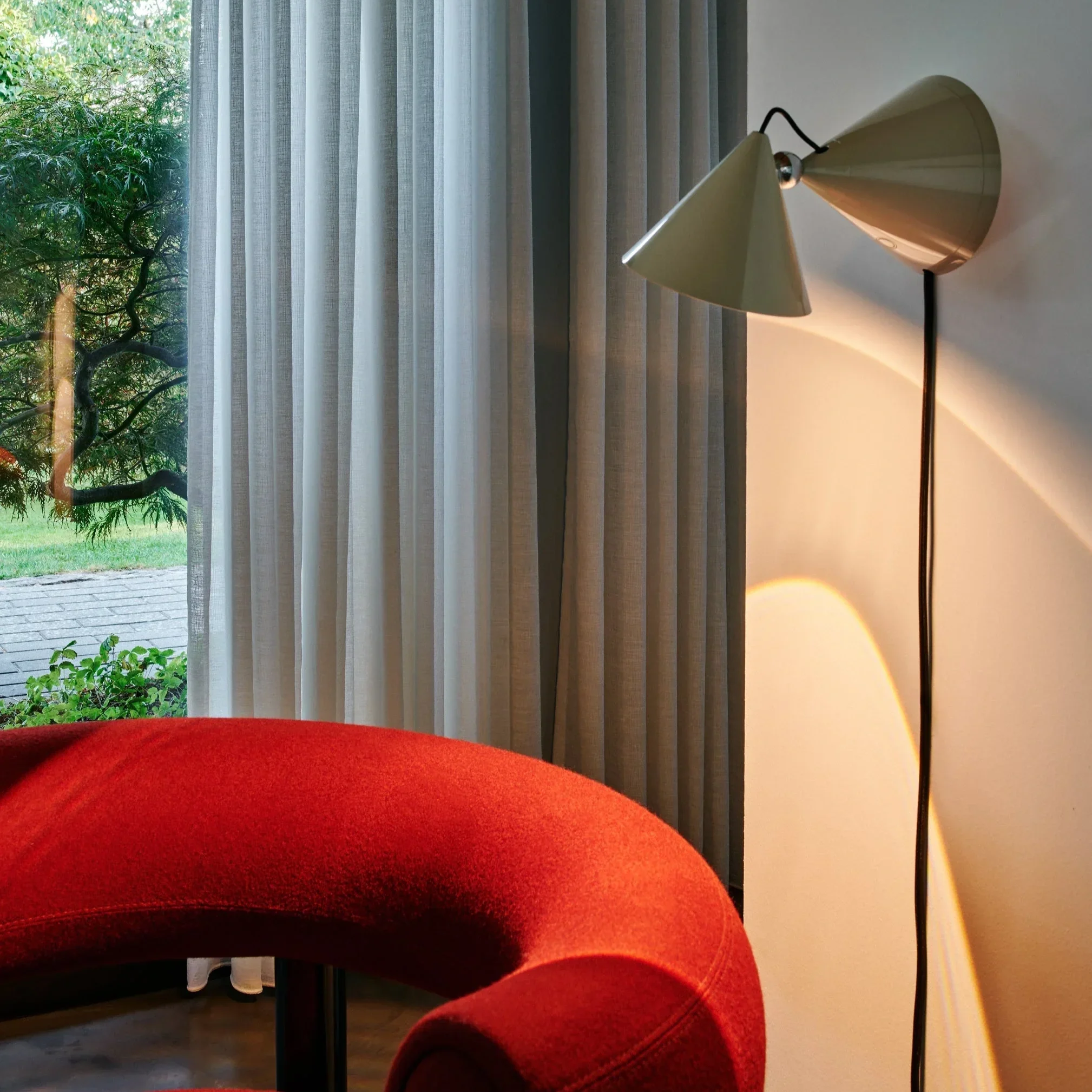 Pose-Surface-Light-High-Gloss-Putty-US-2_4096x5460_crop_center.webp