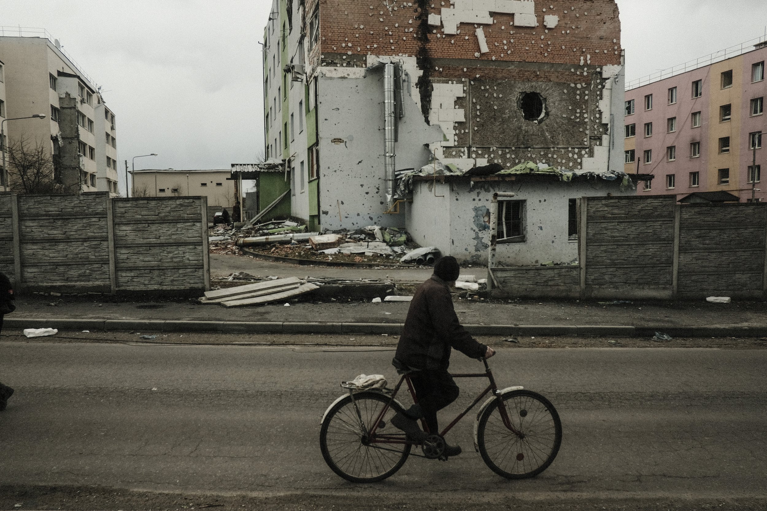  A man rides his bike past a destroyed apartment block in a town on the outskirts of Kyiv, Ukraine on April 7, 2022. The villages and towns on the outskirts of Kyiv saw fierce fighting and major destruction during the battle of Kyiv as Russian forces