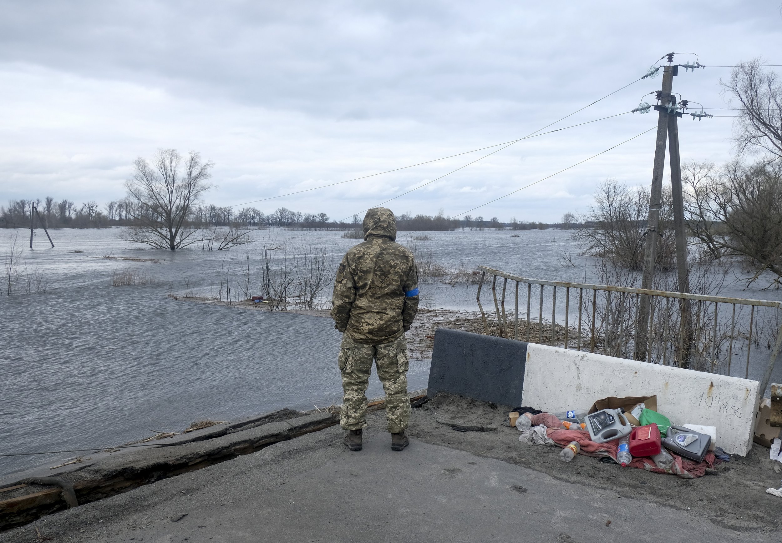  A Ukrainian soldier looks out over the flooded fields of Demydiv, Ukraine a suburb north of Kyiv on April 6, 2022. Residents of Demydiv intentionally flooded the city and destroyed bridges to prevent Russian forces from crossing the nearby river on 
