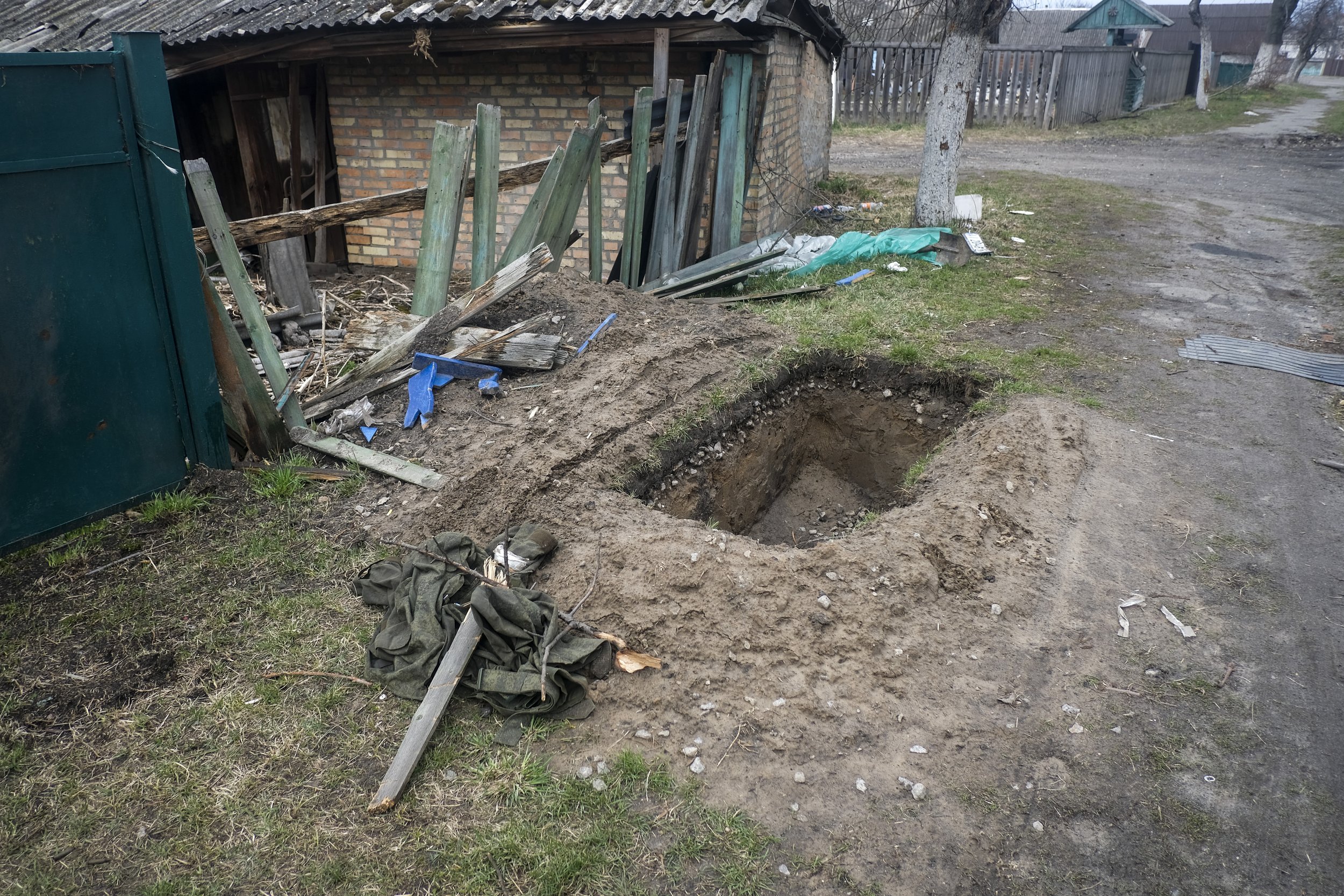  A makeshift grave dug for a Russian soldier killed during fighting near Demydiv, Ukraine on April 5, 2022. Heavy fighting occurred  in the suburbs surrounding Kyiv as Russian forces attempted to encircle the Ukrainian capital, fierce resistance from