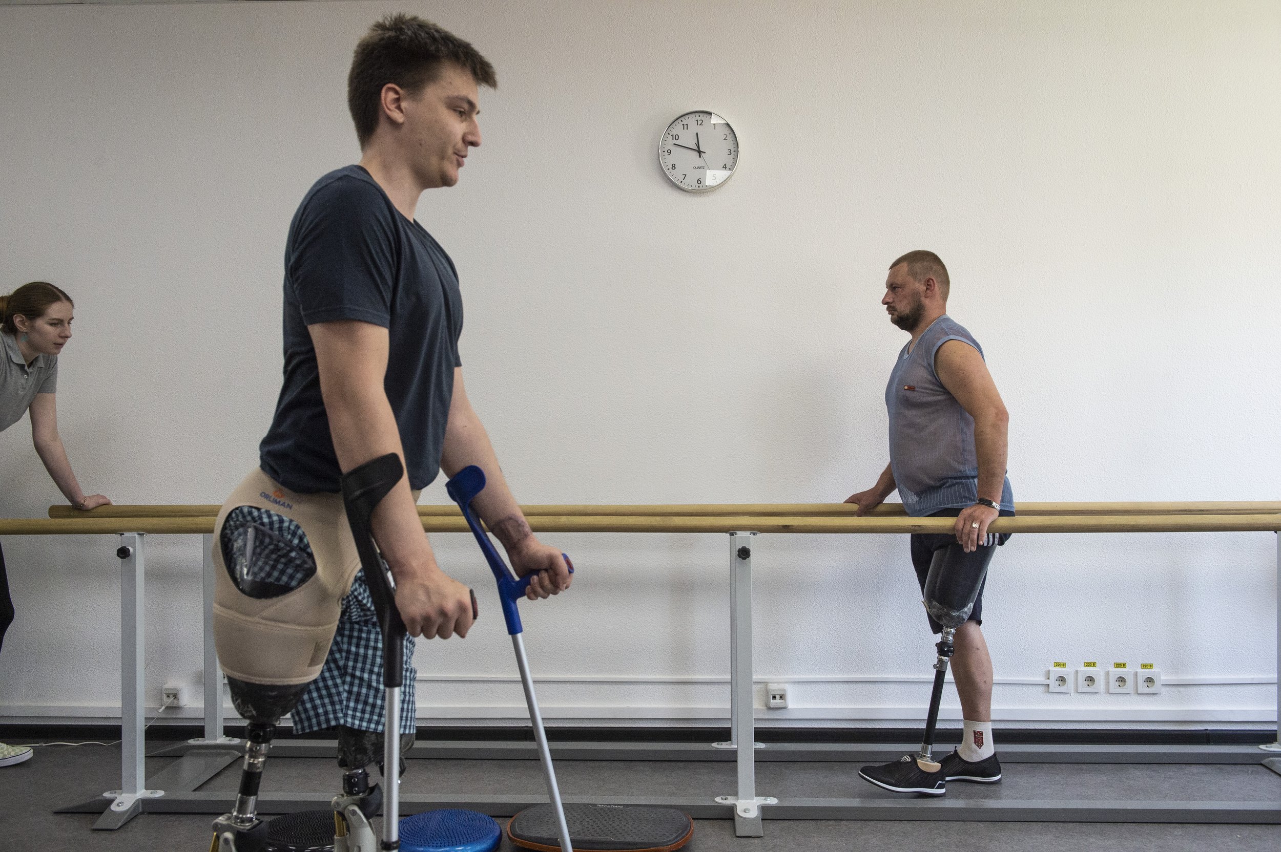  Ukrainian servicemen learn to walk again with the use of prosthetic limbs at the Without Limits Clinic in Kyiv, Ukraine on June 20, 2023. The clinic one of many that relies on donations and makes its own prosthetic limbs and teaches patients how to 