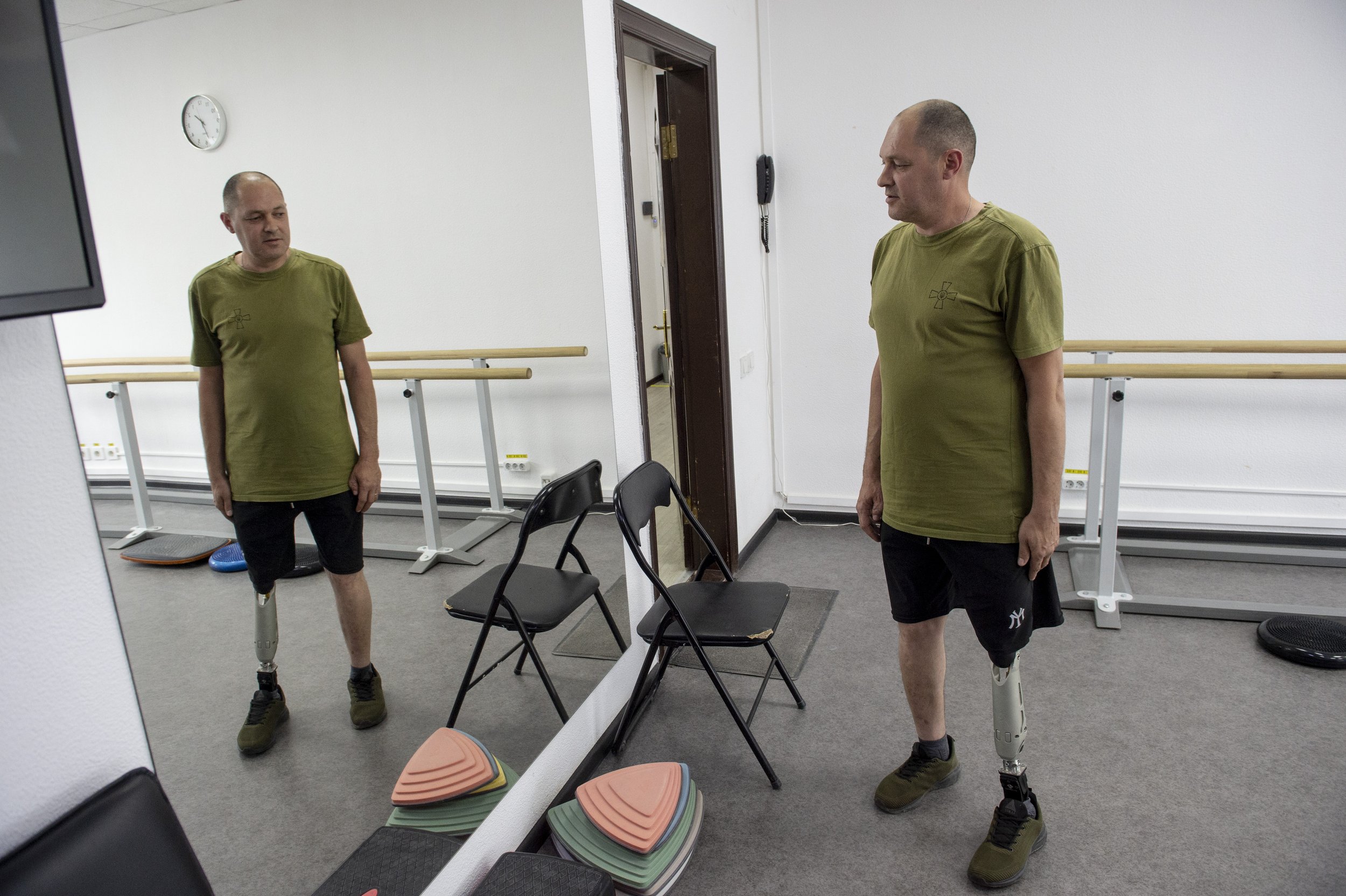  A soldier looks at himself in the mirror with his newly fitted prosthetic limb at the Without Limits Clinic in Kyiv, Ukraine on June 20, 2023. Experts are still collecting data on how soldiers returning from the frontlines of the war will adapt to s