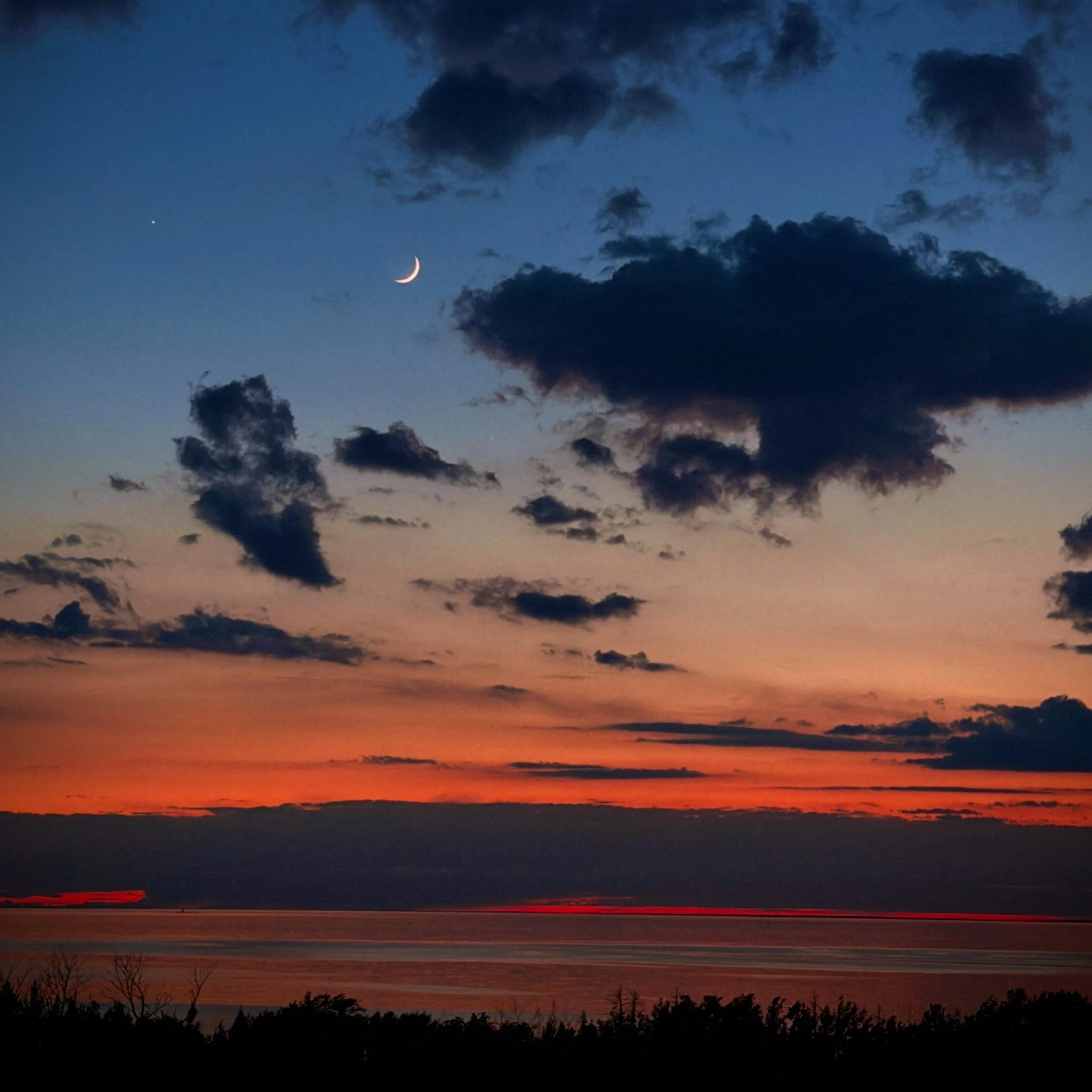 The moon never misses a #legsinnsunset 🌅🌒✨🌌 #legsinn #crossvillage #harborsprings #puremichigan