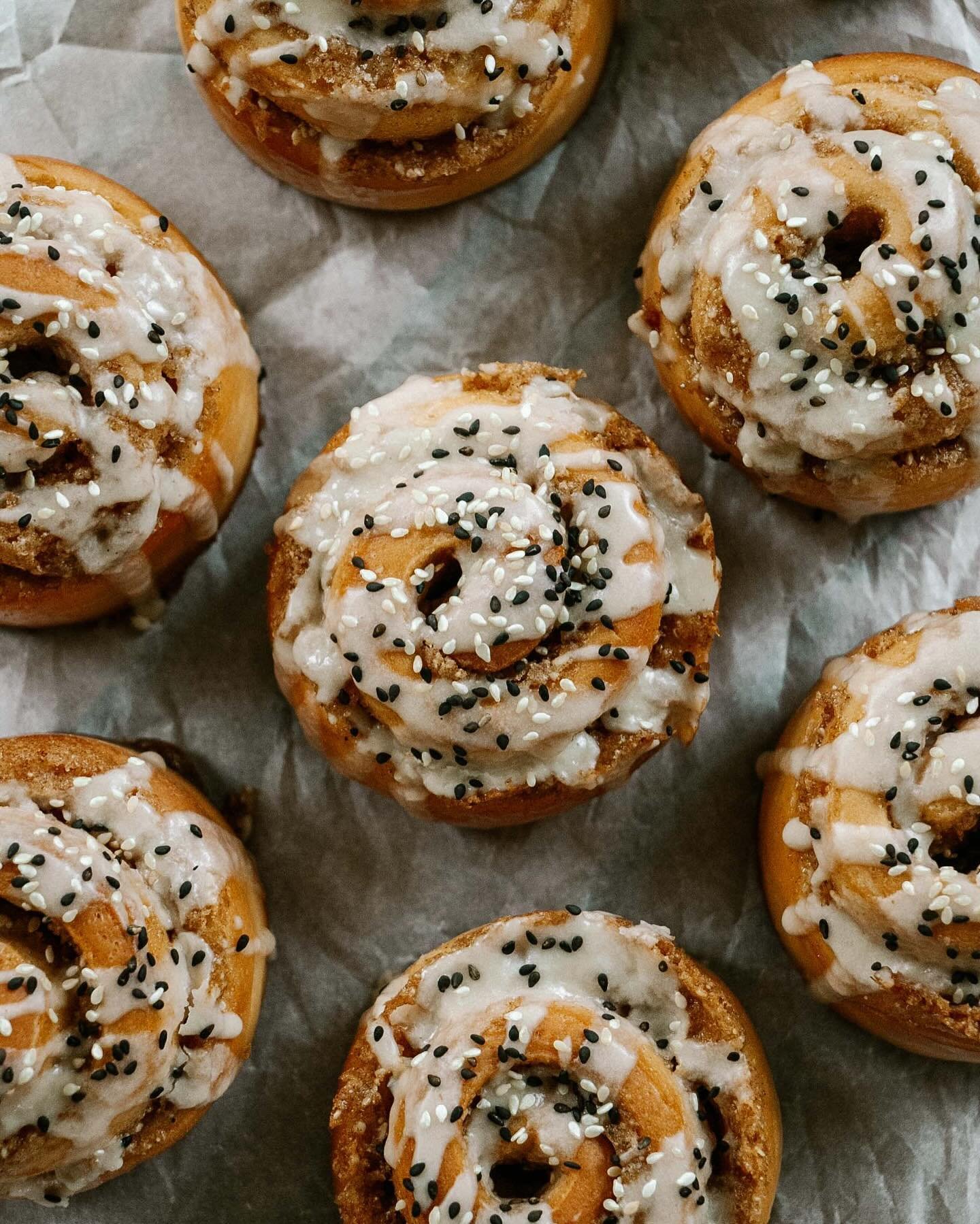 Sesame buns made with milk bread &amp; peach cobbler with cinnamon vanilla honey biscuits. A very delicious weekend. 🌀🍑