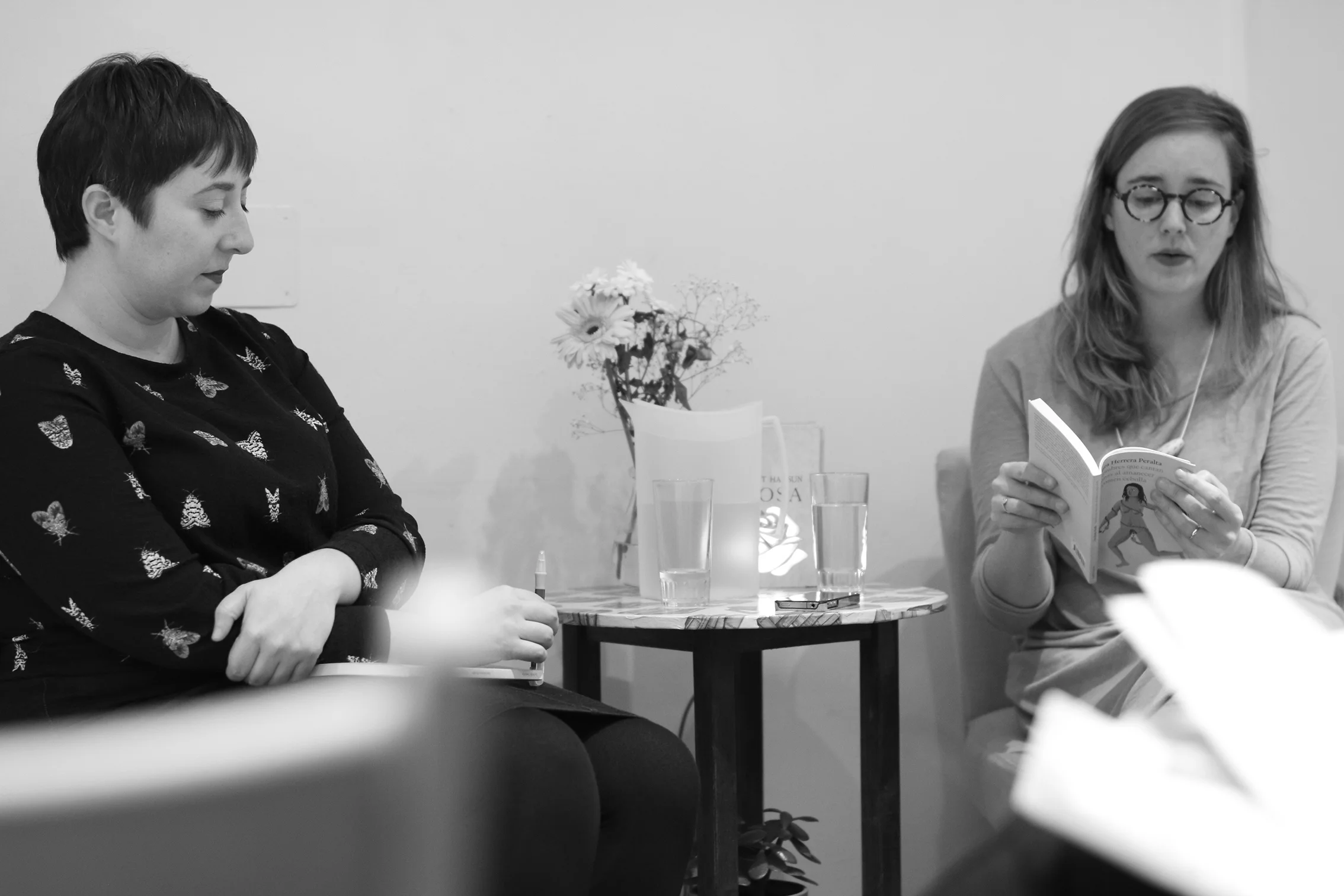 Con Elena Medel en la presentación del poemario “Hombres que cantan nanas la amanecer y comen cebolla”, publicado por La Bella Varsovia, en la librería Nakama de Madrid (España). Foto: Samuel Capdeville .