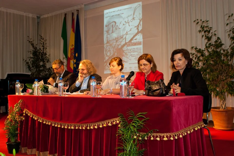 Con parte de los miembros del jurado del Premio Internacional de Poesía Joven Martín García Ramos en Albox (Almería, España).